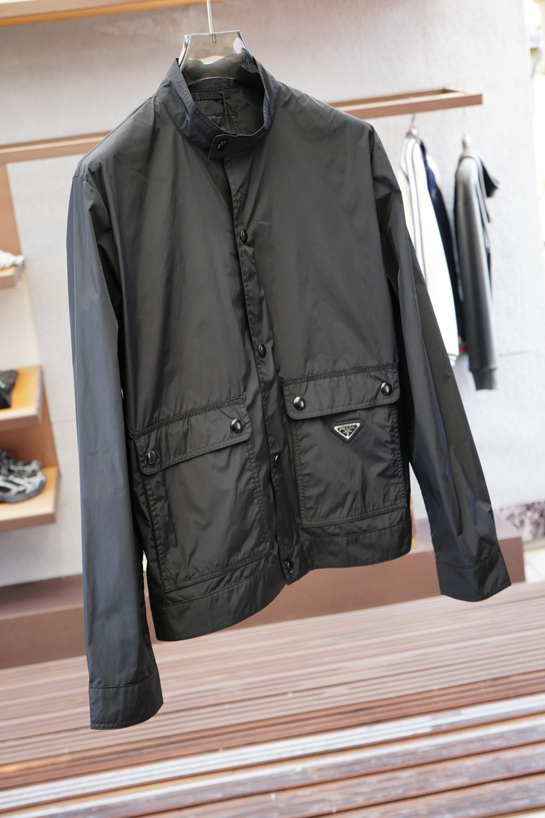 Prada-普拉达-25春夏新款Pr*da金属三角标识小立领轻薄夹克防晒衣，男士工装双口袋轻质尼龙外套。