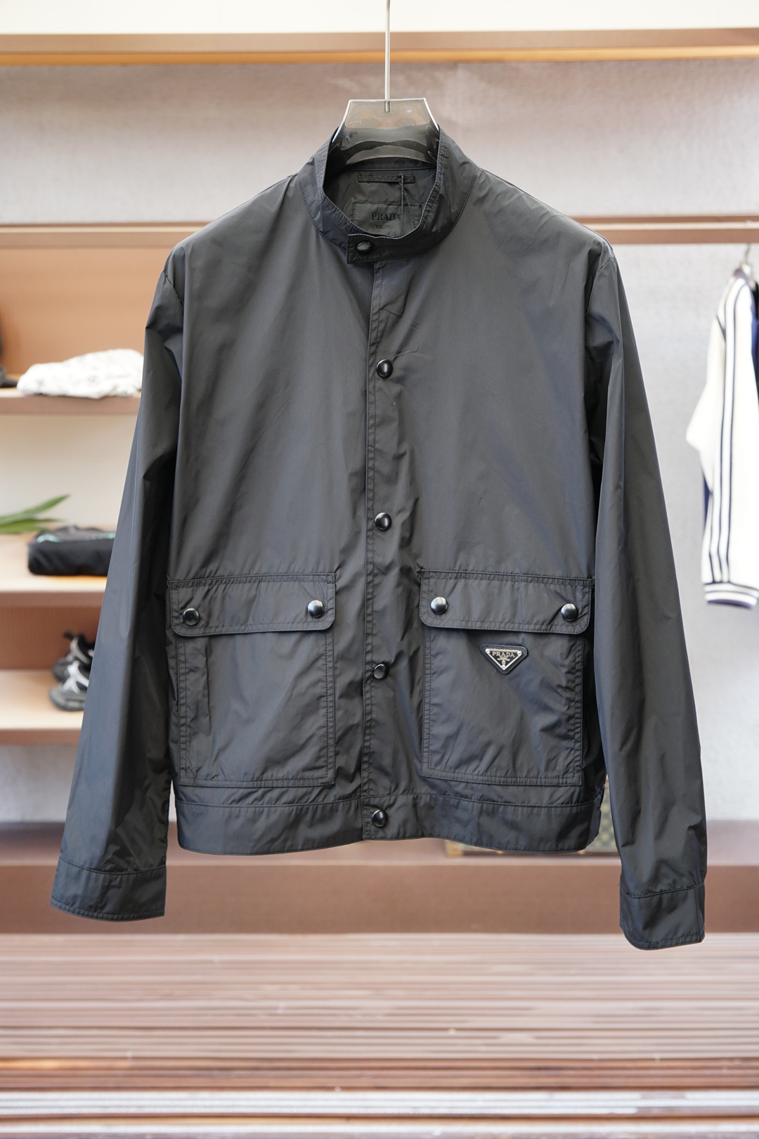 NO:520737,Prada-25 spring and summer new Pr*da metal triangle logo small stand collar thin jacket sun protection clothes, men's work double pocket light nylon jacket. Shanghai Henglong counter order, the official website is released simultaneously. Simple metal snap buckle opening and closing, small stand collar design, strong practical wearability, unique style. Light and thin nylon fiber material, light and light texture, tough and smooth!  Strong fashion and retro style!  Pr*da's eye-catching performance is mainly attributed to the integration of design and modern people's life style. Not only in fabric, color and style, but also in the life philosophy behind its design, just fits the dual mentality of modern people's pursuit of personal practicality and fashion beauty, and achieves a perfect balance before function and aesthetics!  It is not only a manifestation of fashion trends, but also a representative of modern aesthetics!  Very simple and elegant retro style, light and light nylon fiber material, light and smooth texture, not easy to wrinkle, super classy but not lacking intact and naturalness. The oversize style design is more in line with this year's fashion trend, and the duplex pocket and metal triangle logo add a luxurious effect. A perfect product that is retro, fashionable and elegant and luxurious, satisfying your infinite dressing test!  Size M-2XL Color Black White Size M Bust 106 Shoulder width 45 Sleeve length 63 Sleeve length 67 L Bust 112 Shoulder width 47 Sleeve length 65 Sleeve length 69 XL Bust 116 Shoulder width 48 Sleeve length 66 Sleeve length 70 2XL Bust 122 Shoulder width 50 Sleeve length 68 Sleeve length 72 Size recommended size M size within 135 catties, L size 135-155 catties, XL size 155-175 catties, XL size 175-195 catties, 2XL, prada, prada, versace, jackets & coats, jackets & coats, alexander wang19860909Prada-普拉达-25春夏新款Pr*da金属三角标识小立领轻薄夹克防晒衣,男士工装双口袋轻质尼龙外套.上海恒隆柜台订单,官网同步发售.简洁的金属按扣开合,小立领设计,实穿性强 风格独特.轻薄尼龙纤维材质,质感轻薄硬朗光滑！时尚复古风格浓郁！ Pr*da亮眼的表现主要归功于设计与现代人生活形态水乳相融,不仅在布料,颜色与款式功夫,其设计背后的生活哲学正巧契合现代人追求切身实用与流行美观的双重心态,在机能与美学之前取得完美平衡！不单单是时尚潮流的展现,更是现代美学的代表！ 非常简约大方复古的款式,轻薄尼龙纤维材质,质感轻薄光滑,不易褶皱,超级具有档次感却不失挺括与自然,oversize的版型设计更加贴合今年流行趋势,双工装口袋与金属三角标识加分奢华效果.一款复古时尚与大方奢华的完美臻品 ,满足你的无限穿搭考验！尺码M-2XL 颜色黑色 白色 M码 胸围106 肩宽45 袖长63 衣长67 L码 胸围112 肩宽47 袖长65 衣长69 XL码胸围116 肩宽48 袖长66 衣长70 2XL码 胸围122 肩宽50 袖长68 衣长72 尺码推荐 135斤以内穿M码,135-155斤穿L码,155-175斤穿XL码,175-195斤穿2XL,,prada,prada,versace,jackets & coats,jackets & coats,alexander wang,Men's clothing