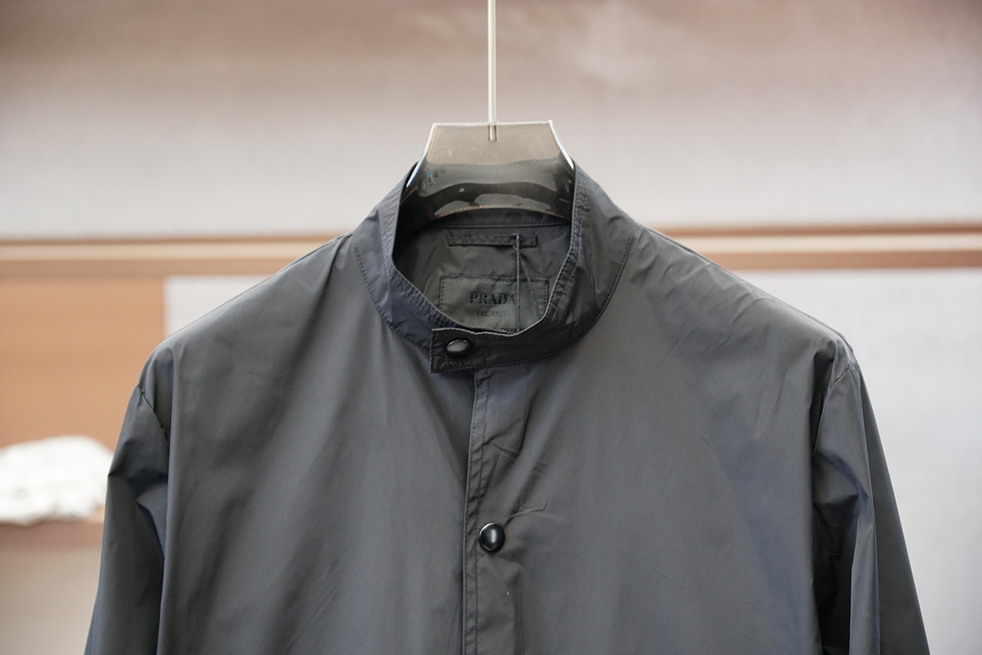 Prada-普拉达-25春夏新款Pr*da金属三角标识小立领轻薄夹克防晒衣，男士工装双口袋轻质尼龙外套。