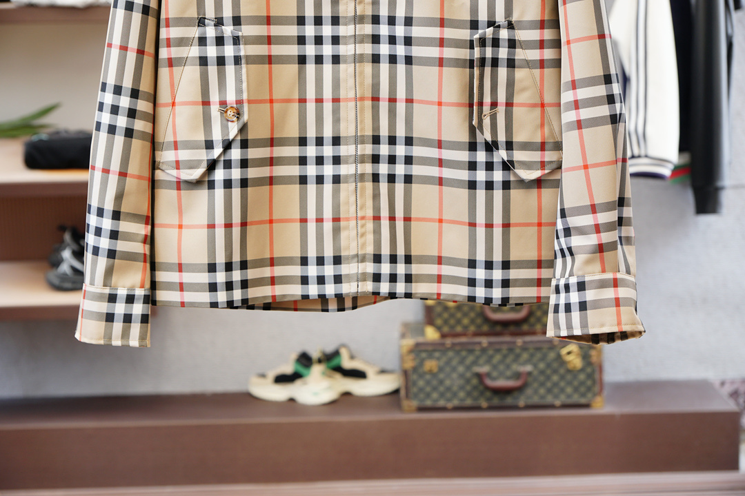 💥 Burberry🔥 巴宝莉官网款男士驼色格纹帆布夹克，饰有格纹图案印花。前襟翻盖贴边袋，单扣筒形袖口