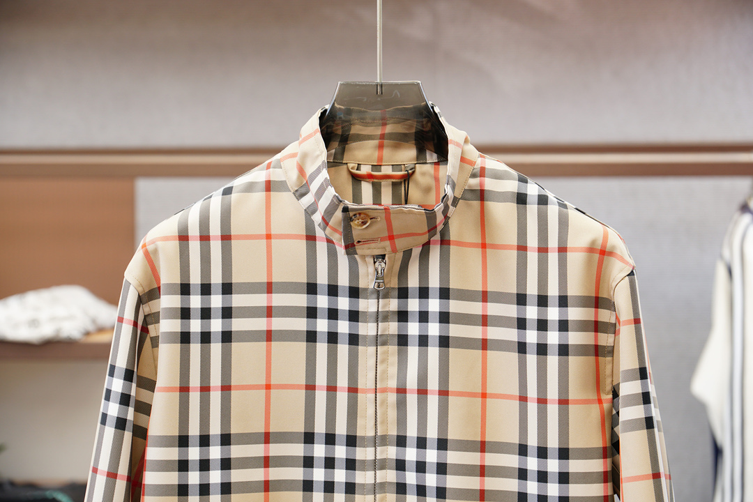 💥 Burberry🔥 巴宝莉官网款男士驼色格纹帆布夹克，饰有格纹图案印花。前襟翻盖贴边袋，单扣筒形袖口