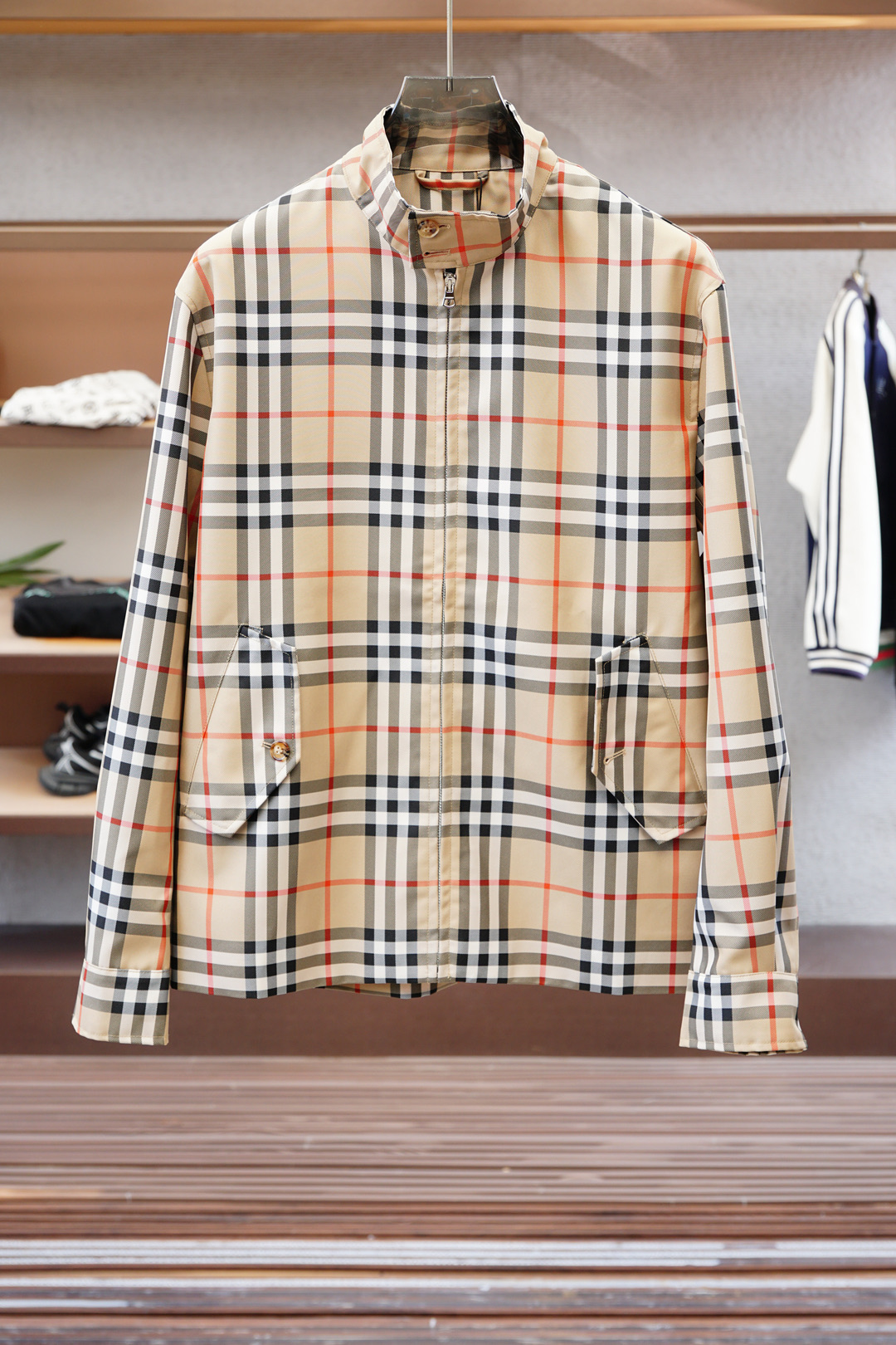 NO:520731,Burberry's official website men's camel plaid canvas jacket with plaid pattern print. Front closure sash plaid bag, single-button cylindrical cuffs, suede logo patch on the rear.  Flannel semi-liner, silver logo engraved hardware, handsome and stylish upper body S~XL, burberry, burberry, jackets & coats, alexander wang19860909Burberry 巴宝莉官网款男士驼色格纹帆布夹克,饰有格纹图案印花.前襟翻盖贴边袋,单扣筒形袖口,后摆绒面革徽标贴饰．法兰绒半衬里,银色徽标雕花五金,上身帅气有型 码数S～XL,,burberry,burberry,jackets & coats,alexander wang,Men's clothing