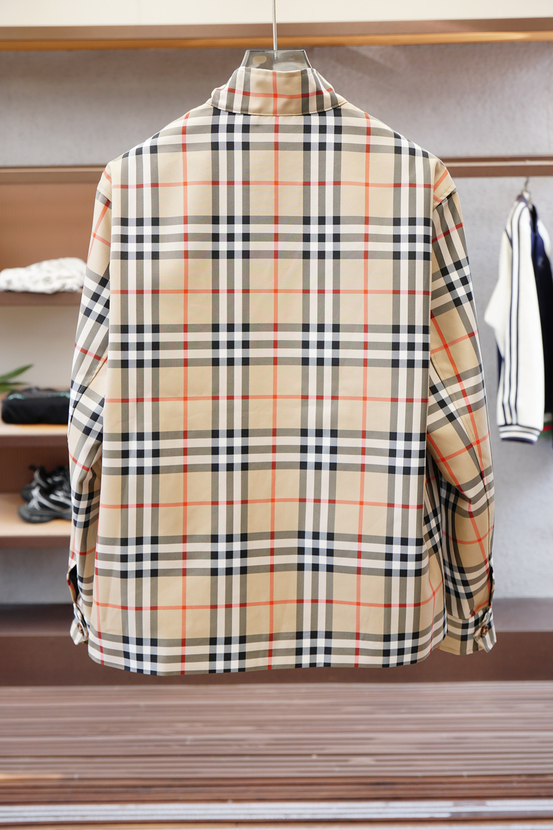 💥 Burberry🔥 巴宝莉官网款男士驼色格纹帆布夹克，饰有格纹图案印花。前襟翻盖贴边袋，单扣筒形袖口