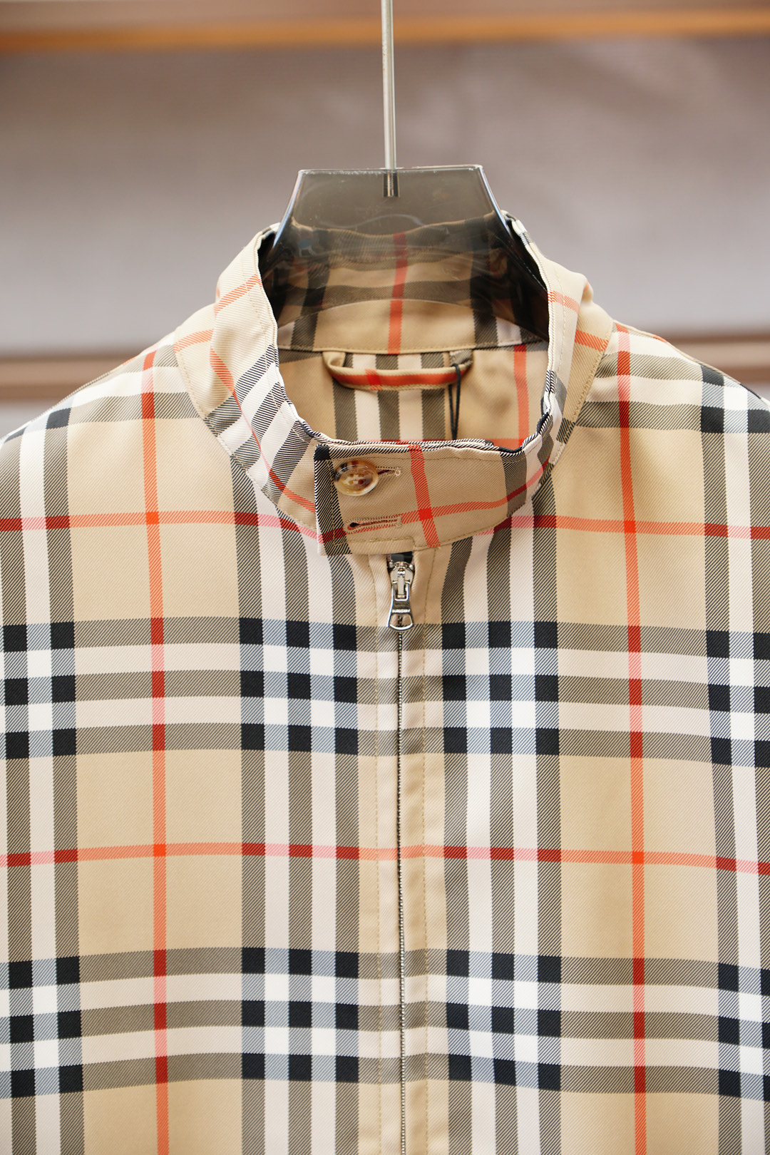💥 Burberry🔥 巴宝莉官网款男士驼色格纹帆布夹克，饰有格纹图案印花。前襟翻盖贴边袋，单扣筒形袖口