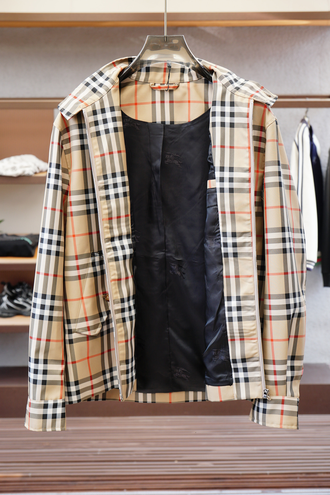 💥 Burberry🔥 巴宝莉官网款男士驼色格纹帆布夹克，饰有格纹图案印花。前襟翻盖贴边袋，单扣筒形袖口