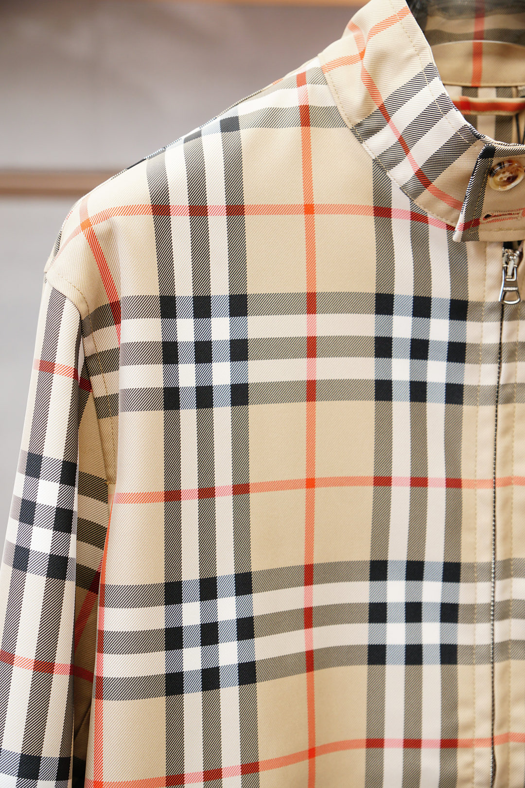 💥 Burberry🔥 巴宝莉官网款男士驼色格纹帆布夹克，饰有格纹图案印花。前襟翻盖贴边袋，单扣筒形袖口