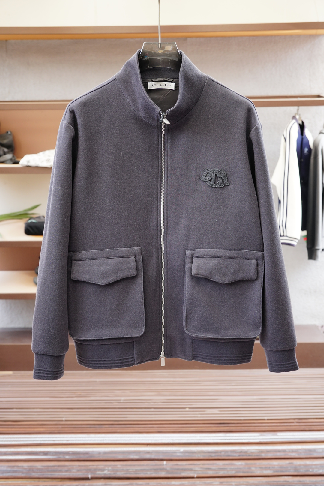 NO:520742,Dior-25 autumn and winter jacket, men's work clothes double pocket cotton and wool jacket. Shanghai Henglong counter order, the official website is available simultaneously. Simple metal snap buckle opening and closing, small stand-alone collar design, strong wearability and unique style. Light and thin nylon fiber material, light and hard texture!  Strong fashion and retro style!  The bright expression of the chest embroidery logo is mainly attributed to the integration of design and modern people's life style. Not only in the fabric, color and style, but the life philosophy behind its design is just in line with the dual mentality of modern people's pursuit of personal practicality and fashion beauty, and achieves a perfect balance before function and aesthetics!  It is not only a manifestation of fashion trends, but also a representative of modern aesthetics!  Very simple and elegant retro style, light and light nylon fiber material, light and smooth texture, not easy to wrinkle, super classy but not lacking intact and naturalness. The oversize style design is more in line with this year's fashion trend, and the duplex pocket and metal triangle logo add a luxurious effect. A perfect product that is retro, fashionable and elegant and luxurious, satisfying your infinite dressing test!  Size M-3XL Color Gray Brown, Dior, Dior, Versace, Jackets & Coats, Alexander Wang19860909Dior迪奥-25秋冬外套,男士工装双口袋棉加羊毛外套.上海恒隆柜台订单,官网同步发售.简洁的金属按扣开合,小立领设计,实穿性强 风格独特.轻薄尼龙纤维材质,质感轻薄硬朗光滑！时尚复古风格浓郁！ 胸前刺绣Logo-亮眼的表现主要归功于设计与现代人生活形态水乳相融,不仅在布料,颜色与款式功夫,其设计背后的生活哲学正巧契合现代人追求切身实用与流行美观的双重心态,在机能与美学之前取得完美平衡！不单单是时尚潮流的展现,更是现代美学的代表！ 非常简约大方复古的款式,轻薄尼龙纤维材质,质感轻薄光滑,不易褶皱,超级具有档次感却不失挺括与自然,oversize的版型设计更加贴合今年流行趋势,双工装口袋与金属三角标识加分奢华效果.一款复古时尚与大方奢华的完美臻品 ,满足你的无限穿搭考验！尺码M-3XL 颜色灰色棕色,,dior,dior,versace,jackets & coats,alexander wang,Men's clothing