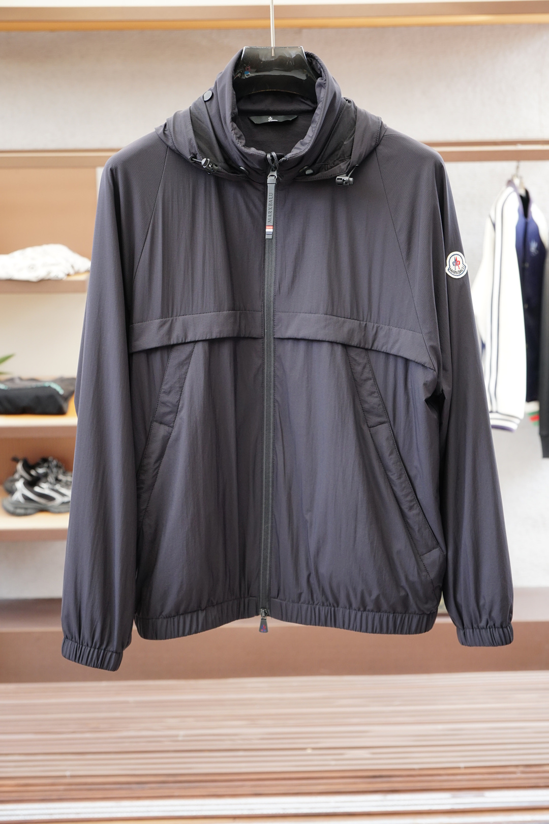 NO:520741,The new hooded jacket and sun protection jacket for 25 spring and summer, a lightweight nylon jacket for men's pockets. Shanghai Henglong counter order, the official website is released simultaneously. Simple metal snap buckle opening and closing, small stand-alone collar design, strong wearability, unique style. Light and thin nylon fiber material, light and hard texture!  Strong fashion and retro style!  The expression is mainly attributed to the integration of design and modern people's life style. Not only in fabric, color and style, but the life philosophy behind its design is just in line with the dual mentality of modern people's pursuit of personal practicality and fashion beauty, and achieves a perfect balance before function and aesthetics!  It is not only a manifestation of fashion trends, but also a representative of modern aesthetics!  Very simple and elegant retro style, light and light nylon fiber material, light and smooth texture, not easy to wrinkle, super classy but not lacking intact and naturalness. The oversize style design is more in line with this year's fashion trend, and the duplex pocket and metal triangle logo add a luxurious effect. A perfect product that is retro, fashionable and elegant and luxurious, satisfying your infinite dressing test!  Size M-3XL Color Black Khaki, versace, Moncler, jackets & coats, jackets & coats,hats,alexander wang19860909蒙口/25春夏新款连帽夹克防晒衣,男士口袋轻质尼龙外套.上海恒隆柜台订单,官网同步发售.简洁的金属按扣开合,小立领设计,实穿性强 风格独特.轻薄尼龙纤维材质,质感轻薄硬朗光滑！时尚复古风格浓郁！ 表现主要归功于设计与现代人生活形态水乳相融,不仅在布料,颜色与款式功夫,其设计背后的生活哲学正巧契合现代人追求切身实用与流行美观的双重心态,在机能与美学之前取得完美平衡！不单单是时尚潮流的展现,更是现代美学的代表！ 非常简约大方复古的款式,轻薄尼龙纤维材质,质感轻薄光滑,不易褶皱,超级具有档次感却不失挺括与自然,oversize的版型设计更加贴合今年流行趋势,双工装口袋与金属三角标识加分奢华效果.一款复古时尚与大方奢华的完美臻品 ,满足你的无限穿搭考验！尺码M-3XL 颜色黑色 卡其色,,versace,Moncler,jackets & coats,jackets & coats,hats,alexander wang,Men's clothing