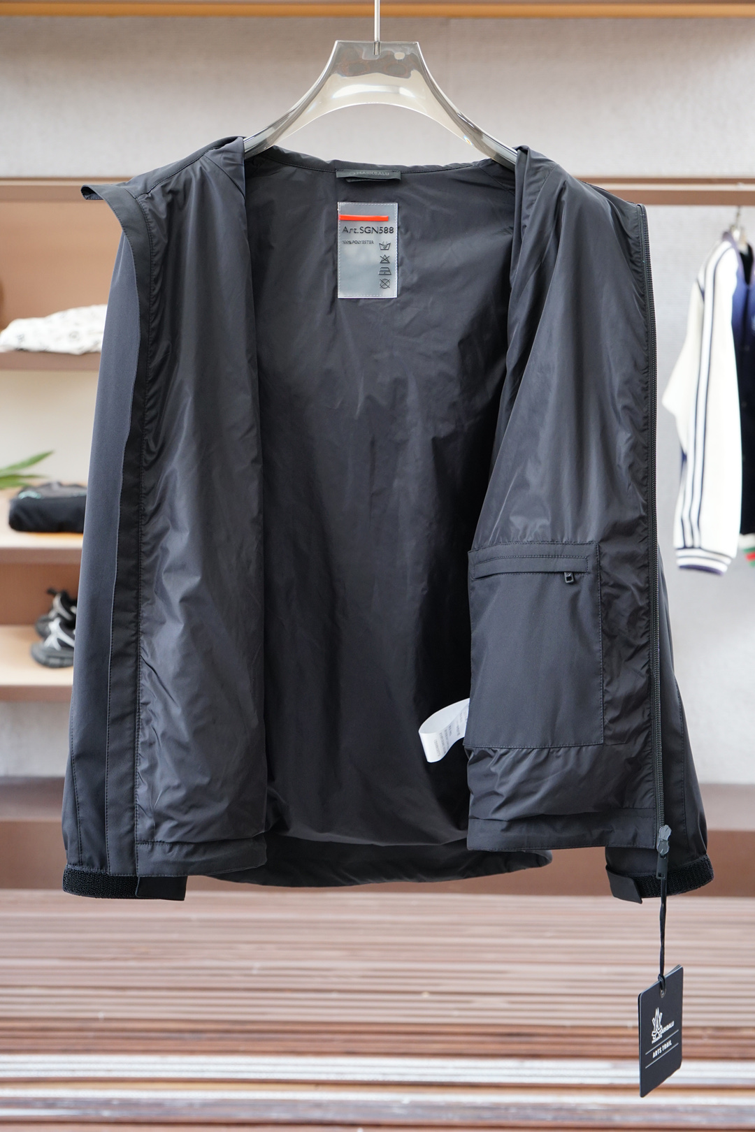 Prada-普拉达-25春夏新款Pr*da金属三角标识小连帽夹克防晒衣，男士工装双口袋轻质弹力聚酯纤维外