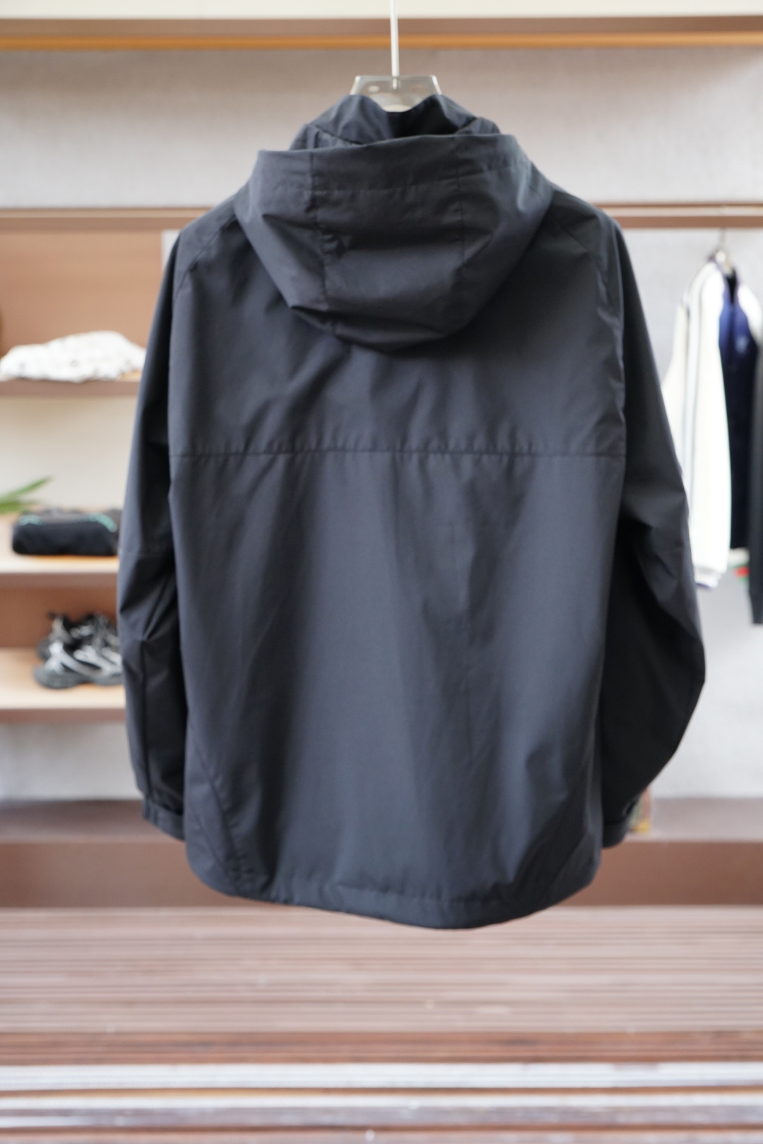 Prada-普拉达-25春夏新款Pr*da金属三角标识小连帽夹克防晒衣，男士工装双口袋轻质弹力聚酯纤维外