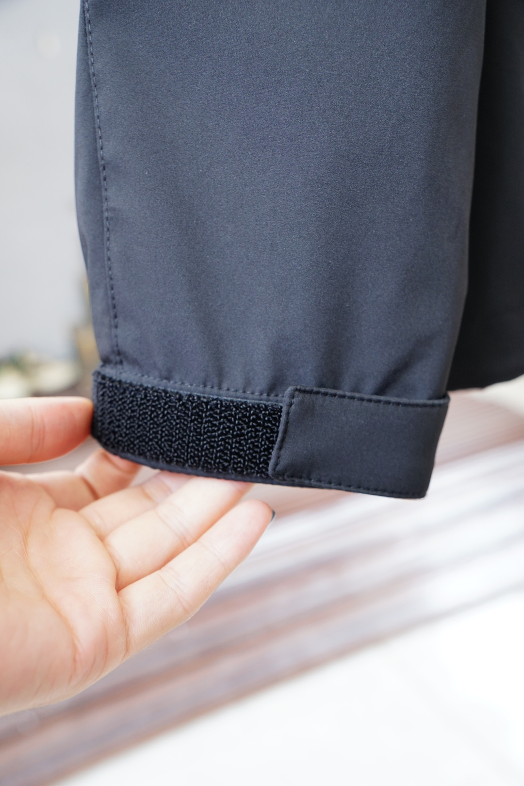 Prada-普拉达-25春夏新款Pr*da金属三角标识小连帽夹克防晒衣，男士工装双口袋轻质弹力聚酯纤维外