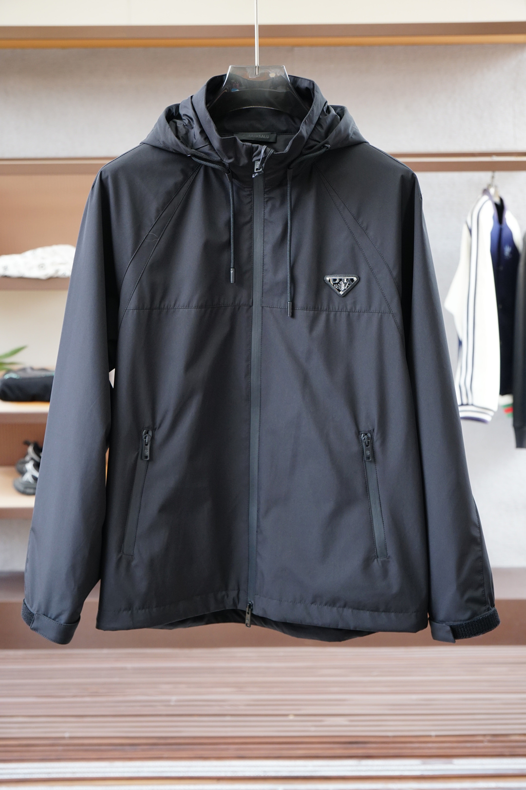 NO:520745,Prada-25 spring and summer new Pr*da metal triangle logo small hooded jacket sun protection clothes, men's work double pocket lightweight elastic polyester fiber jacket. Shanghai Henglong counter order, the official website is released simultaneously. Simple metal snap buckle opening and closing, small stand collar design, strong wearability and unique style. Light and thin nylon fiber material, light and hard texture!  Strong fashion and retro style!  Pr*da's eye-catching performance is mainly attributed to the integration of design and modern people's life style. Not only in fabric, color and style, but also in the life philosophy behind its design, just fits the dual mentality of modern people's pursuit of personal practicality and fashion beauty, and achieves a perfect balance before function and aesthetics!  It is not only a manifestation of fashion trends, but also a representative of modern aesthetics!  Very simple and elegant retro style, light and light nylon fiber material, light and smooth texture, not easy to wrinkle, super classy but not lacking intact and naturalness. The oversize style design is more in line with this year's fashion trend, and the duplex pocket and metal triangle logo add a luxurious effect. A perfect product that is retro, fashionable and elegant and luxurious, satisfying your infinite dressing test!  Size M-2XL Color Black White Size M Bust 106 Shoulder width 45 Sleeve length 63 Sleeve length 67 L Bust 112 Shoulder width 47 Sleeve length 65 Sleeve length 69 XL Bust 116 Shoulder width 48 Sleeve length 66 Sleeve length 70 2XL Bust 122 Shoulder width 50 Sleeve length 68 Sleeve length 72 Size recommended size M size within 135 catties, L size 135-155 catties, XL size 155-175 catties, XL size 175-195 catties, 2XL, prada, prada, versace, jackets & coats, jackets & coats, hats, alexander wang19860909Prada-普拉达-25春夏新款Pr*da金属三角标识小连帽夹克防晒衣,男士工装双口袋轻质弹力聚酯纤维外套.上海恒隆柜台订单,官网同步发售.简洁的金属按扣开合,小立领设计,实穿性强 风格独特.轻薄尼龙纤维材质,质感轻薄硬朗光滑！时尚复古风格浓郁！ Pr*da亮眼的表现主要归功于设计与现代人生活形态水乳相融,不仅在布料,颜色与款式功夫,其设计背后的生活哲学正巧契合现代人追求切身实用与流行美观的双重心态,在机能与美学之前取得完美平衡！不单单是时尚潮流的展现,更是现代美学的代表！ 非常简约大方复古的款式,轻薄尼龙纤维材质,质感轻薄光滑,不易褶皱,超级具有档次感却不失挺括与自然,oversize的版型设计更加贴合今年流行趋势,双工装口袋与金属三角标识加分奢华效果.一款复古时尚与大方奢华的完美臻品 ,满足你的无限穿搭考验！尺码M-2XL 颜色黑色 白色 M码 胸围106 肩宽45 袖长63 衣长67 L码 胸围112 肩宽47 袖长65 衣长69 XL码胸围116 肩宽48 袖长66 衣长70 2XL码 胸围122 肩宽50 袖长68 衣长72 尺码推荐 135斤以内穿M码,135-155斤穿L码,155-175斤穿XL码,175-195斤穿2XL,,prada,prada,versace,jackets & coats,jackets & coats,hats,alexander wang,Men's clothing