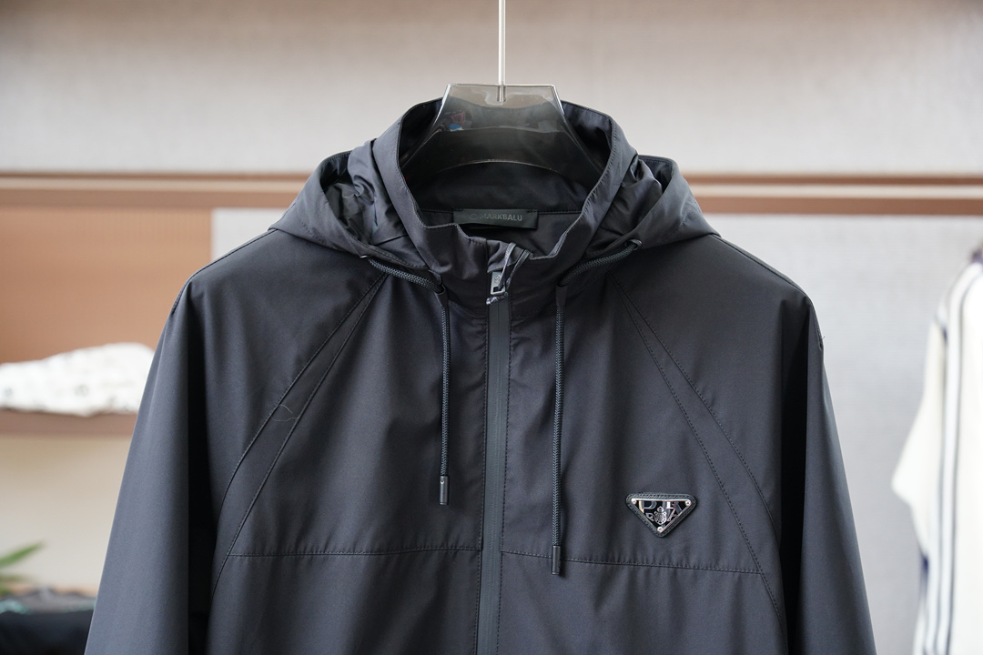 Prada-普拉达-25春夏新款Pr*da金属三角标识小连帽夹克防晒衣，男士工装双口袋轻质弹力聚酯纤维外
