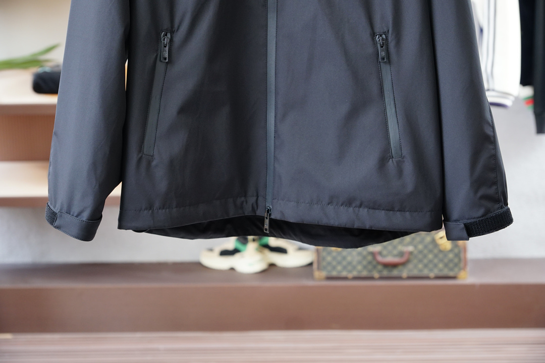 Prada-普拉达-25春夏新款Pr*da金属三角标识小连帽夹克防晒衣，男士工装双口袋轻质弹力聚酯纤维外