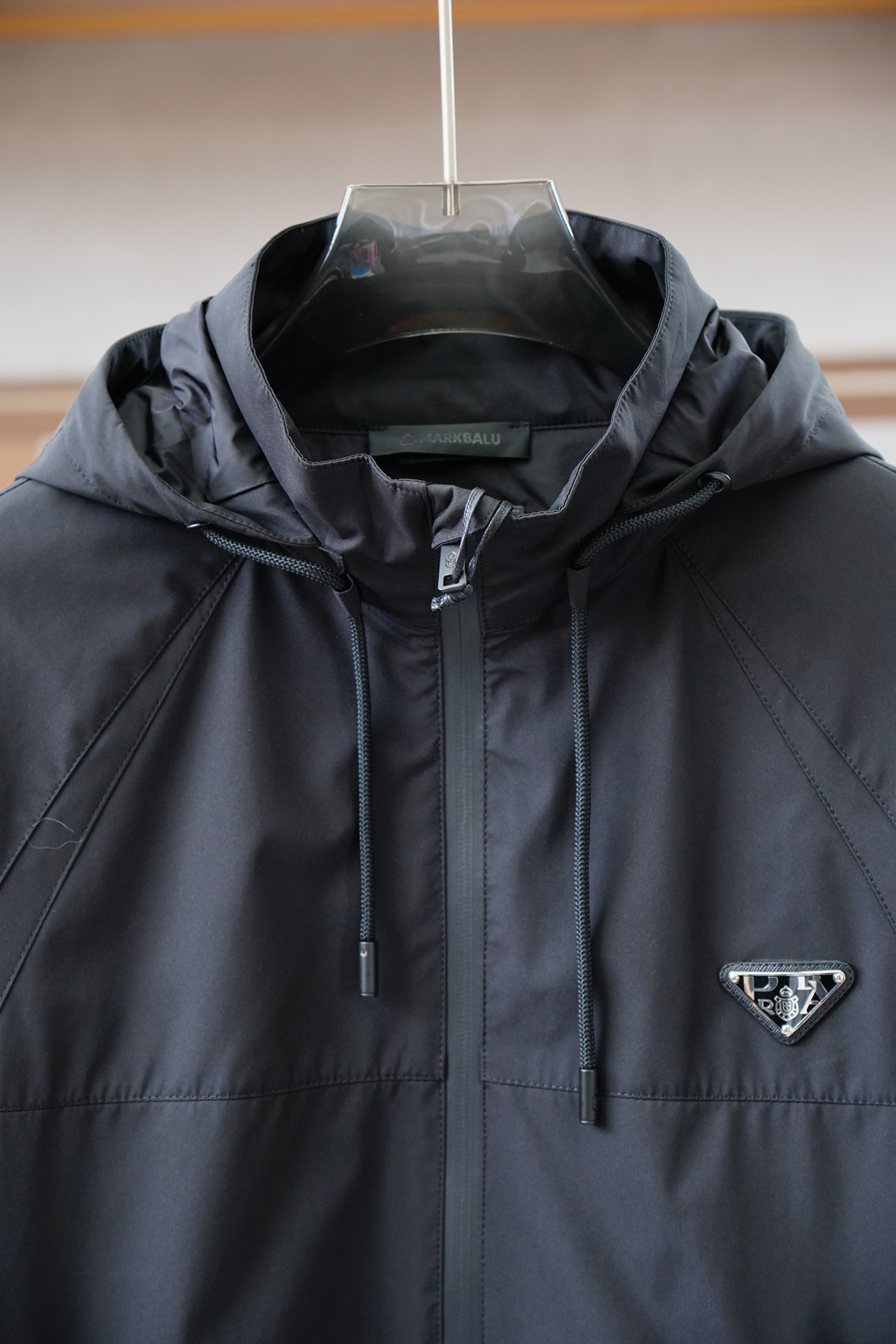 Prada-普拉达-25春夏新款Pr*da金属三角标识小连帽夹克防晒衣，男士工装双口袋轻质弹力聚酯纤维外