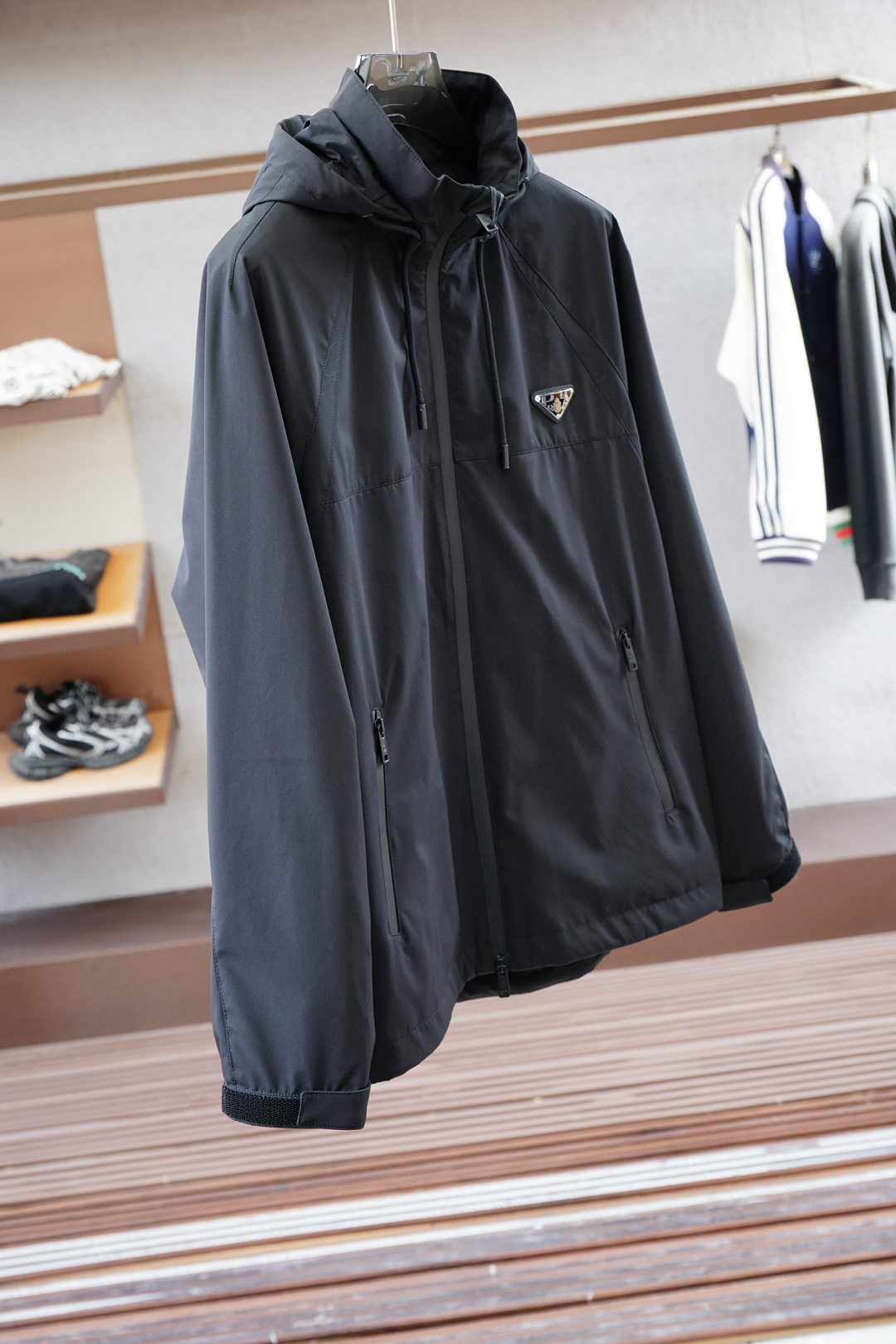 Prada-普拉达-25春夏新款Pr*da金属三角标识小连帽夹克防晒衣，男士工装双口袋轻质弹力聚酯纤维外