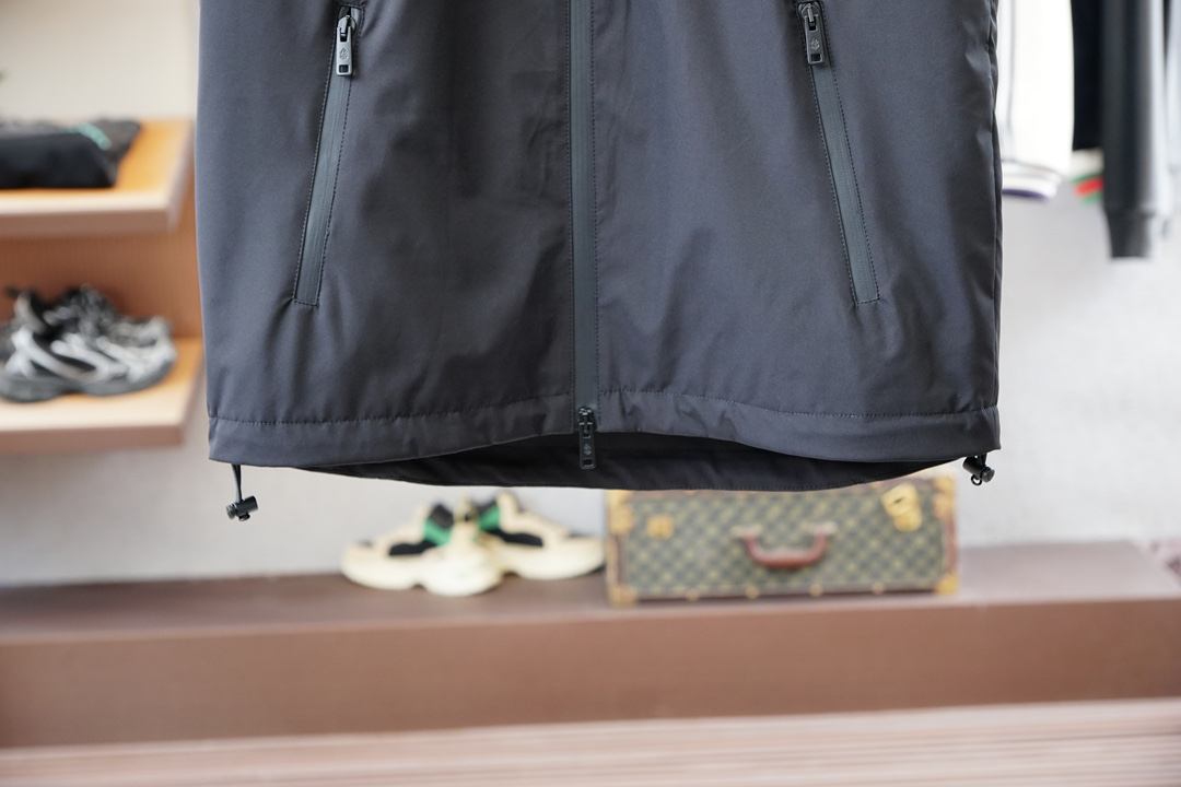 Prada🌟🌟普拉达2025年早秋男士休闲马甲外套，穿上简约干练的休闲外套，瞬间重回时髦霸气，又是活力满