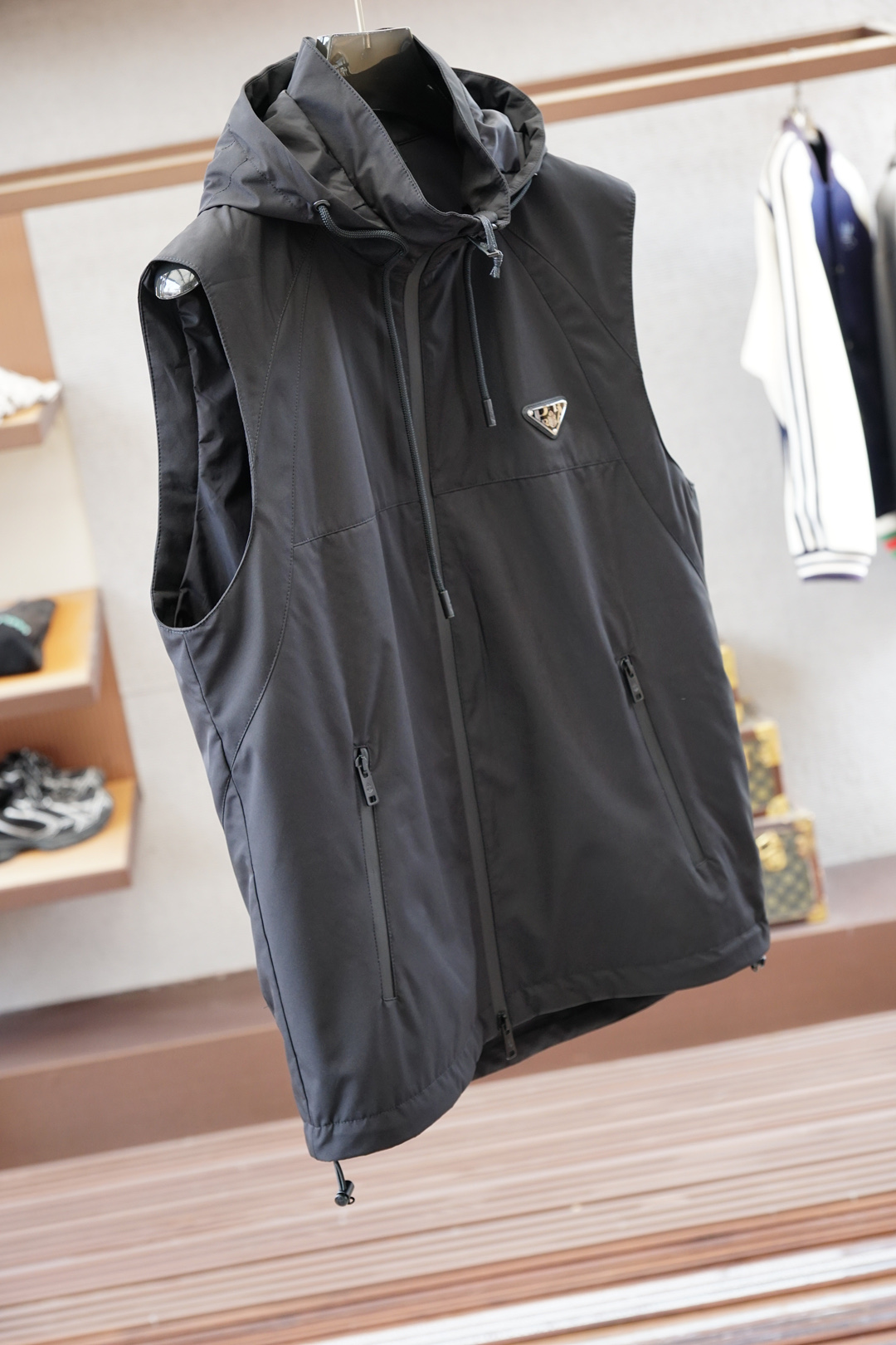 Prada🌟🌟普拉达2025年早秋男士休闲马甲外套，穿上简约干练的休闲外套，瞬间重回时髦霸气，又是活力满