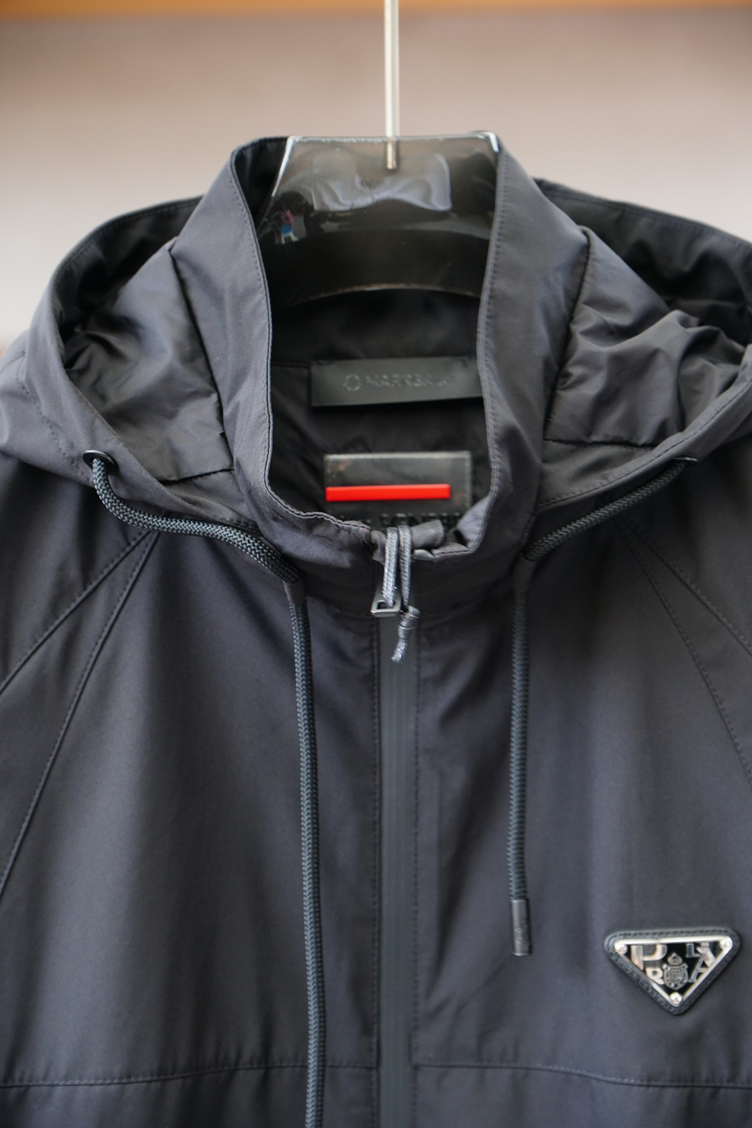 Prada🌟🌟普拉达2025年早秋男士休闲马甲外套，穿上简约干练的休闲外套，瞬间重回时髦霸气，又是活力满