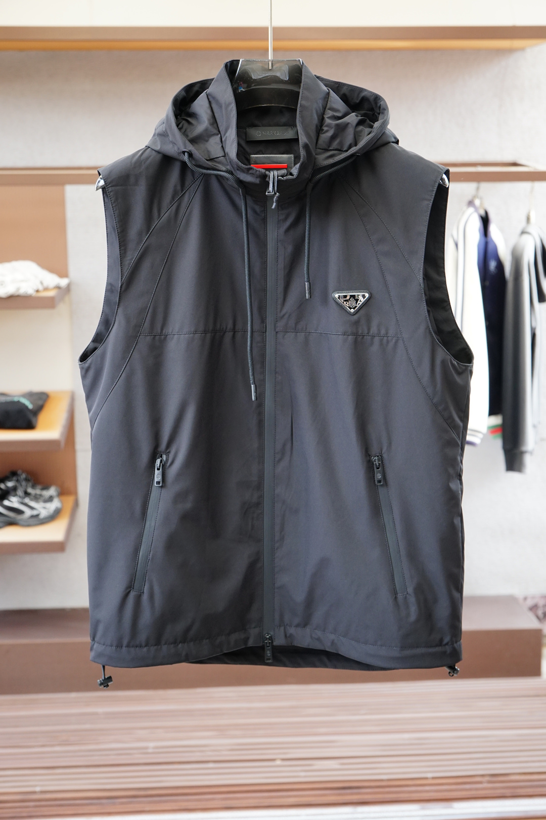 NO:520748,Prada Prada men's casual vest jacket in early autumn 2025, wearing a simple and capable casual jacket, instantly returning to fashionable and domineering, and full of vitality. All fabrics need to be customized and full of luxury. The slim tailoring reflects our perfect body shape and can be easily controlled regardless of weight. Super versatile style, no matter how big it is, suitable for wearing different ages. High street wear styles. Size M-3xl,,prada,prada,jackets & coats,alexander wang19860909Prada普拉达2025年早秋男士休闲马甲外套,穿上简约干练的休闲外套,瞬间重回时髦霸气,又是活力满满的状态.面料全部需要定制,奢华感十足.修身的剪裁体现出我们完美的体型无论胖瘦都可以轻松驾驭.超百搭款式,不挑身材的款,适合不同年龄段穿着.高街实穿款. 尺码M-3xl,,prada,prada,jackets & coats,alexander wang,Men's clothing