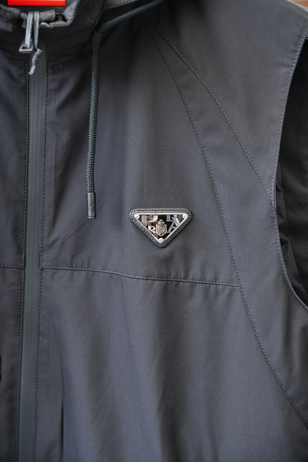 Prada🌟🌟普拉达2025年早秋男士休闲马甲外套，穿上简约干练的休闲外套，瞬间重回时髦霸气，又是活力满