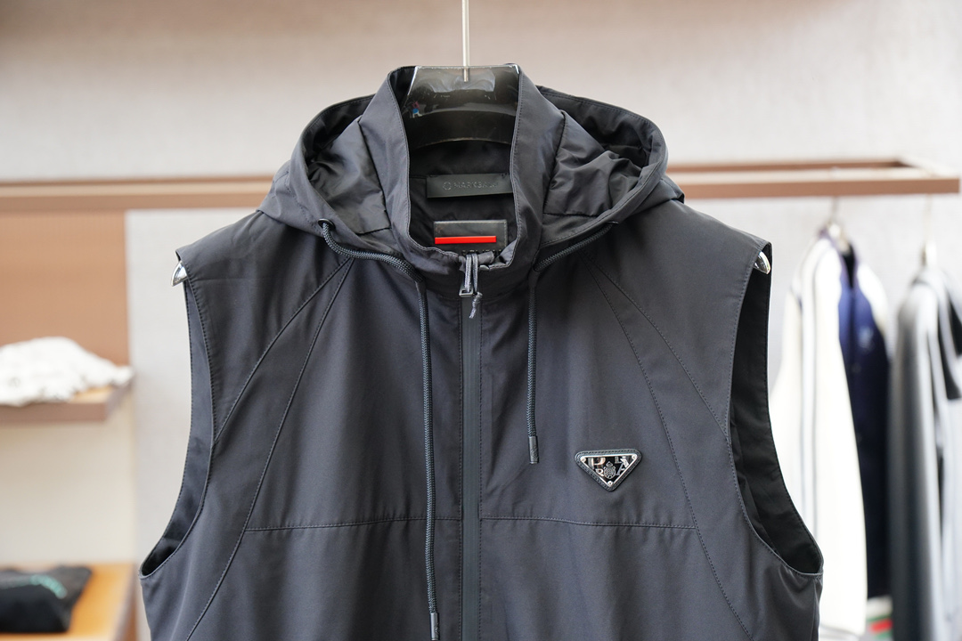 Prada🌟🌟普拉达2025年早秋男士休闲马甲外套，穿上简约干练的休闲外套，瞬间重回时髦霸气，又是活力满