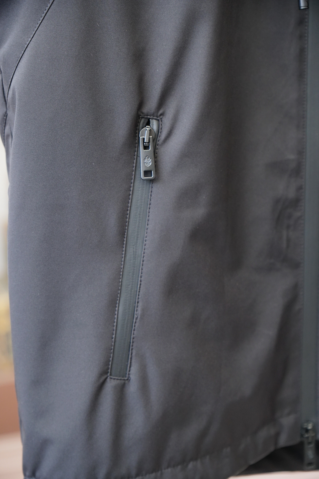 Prada🌟🌟普拉达2025年早秋男士休闲马甲外套，穿上简约干练的休闲外套，瞬间重回时髦霸气，又是活力满