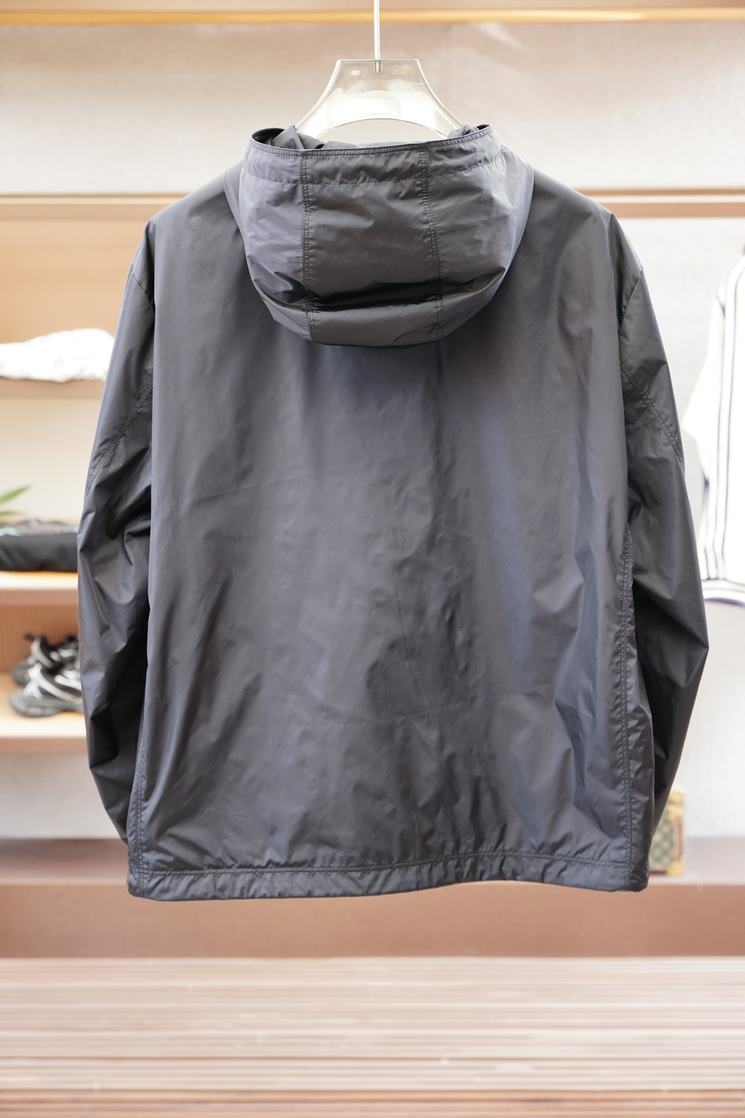 Prada-普拉达-25春夏新款Pr*da金属三角标识小立领轻薄夹克防晒衣，男士工装双口袋轻质尼龙外套。