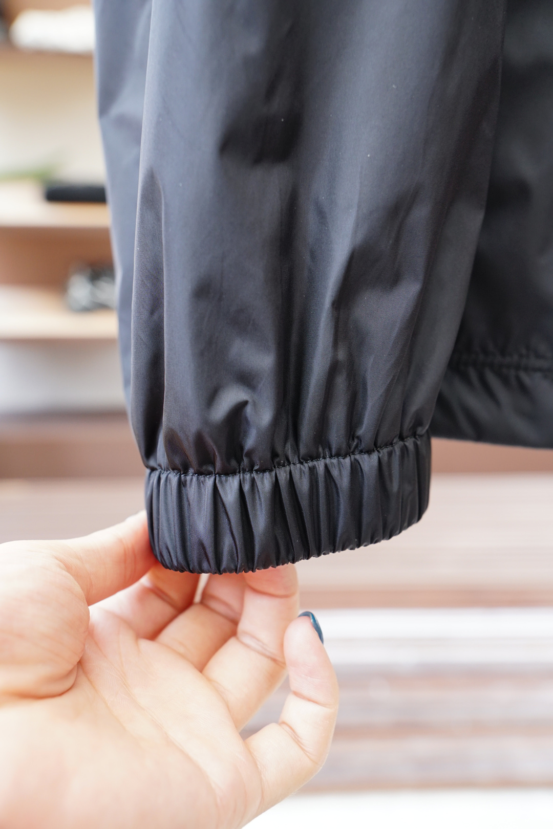 Prada-普拉达-25春夏新款Pr*da金属三角标识小立领轻薄夹克防晒衣，男士工装双口袋轻质尼龙外套。