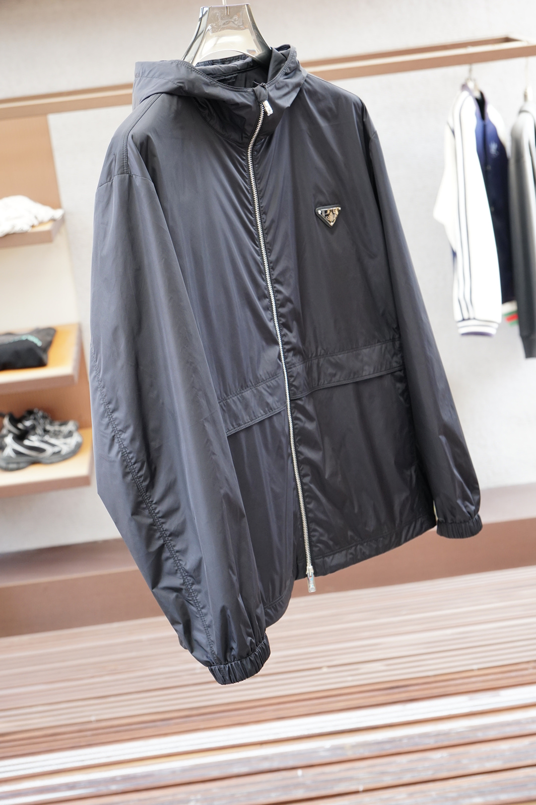 Prada-普拉达-25春夏新款Pr*da金属三角标识小立领轻薄夹克防晒衣，男士工装双口袋轻质尼龙外套。