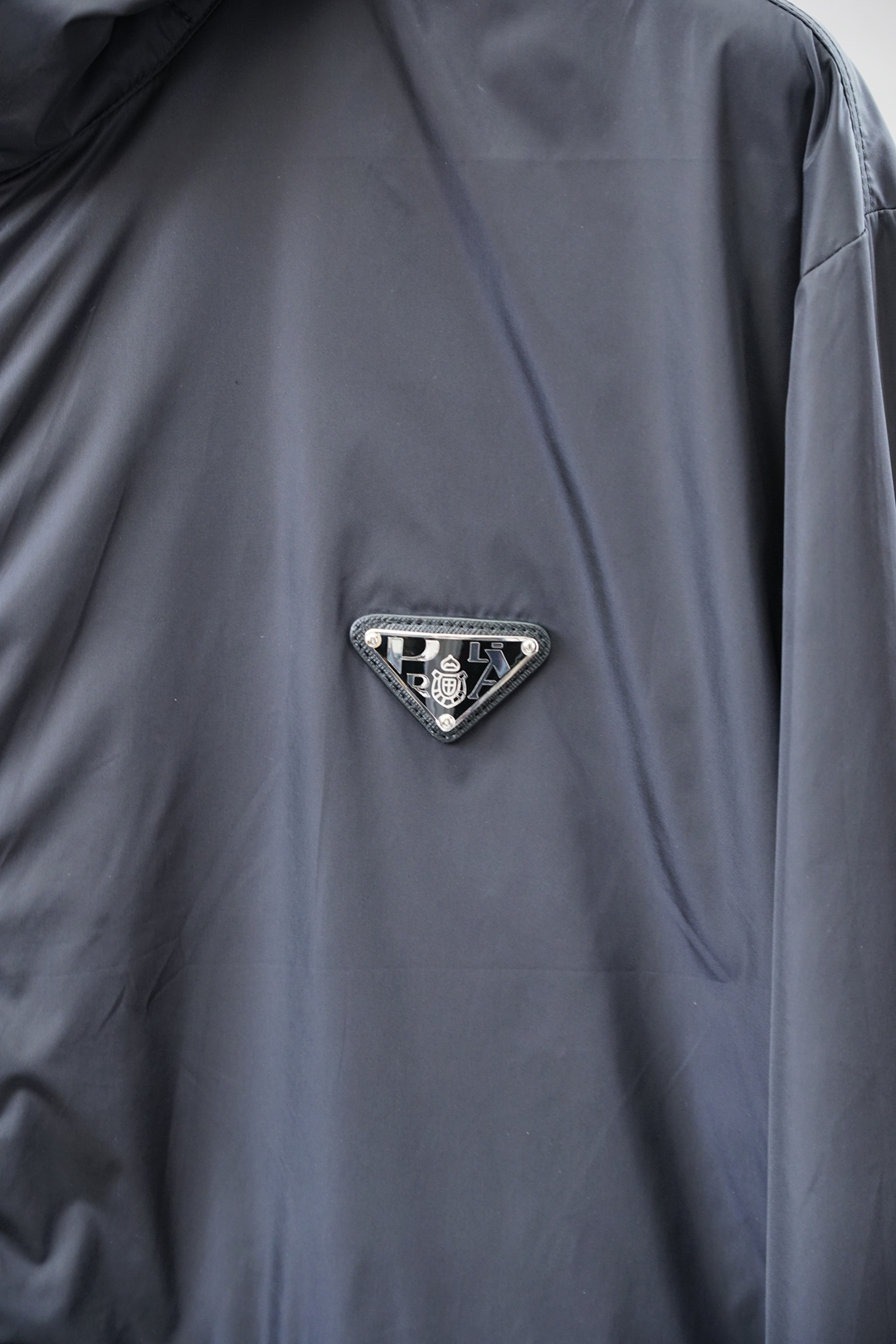 Prada-普拉达-25春夏新款Pr*da金属三角标识小立领轻薄夹克防晒衣，男士工装双口袋轻质尼龙外套。