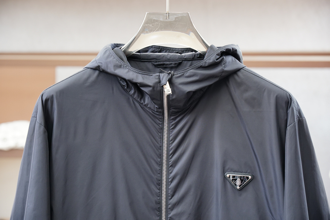 Prada-普拉达-25春夏新款Pr*da金属三角标识小立领轻薄夹克防晒衣，男士工装双口袋轻质尼龙外套。