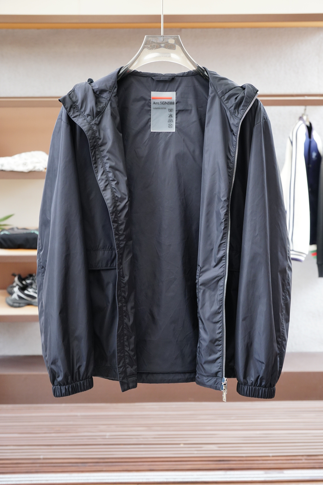 Prada-普拉达-25春夏新款Pr*da金属三角标识小立领轻薄夹克防晒衣，男士工装双口袋轻质尼龙外套。