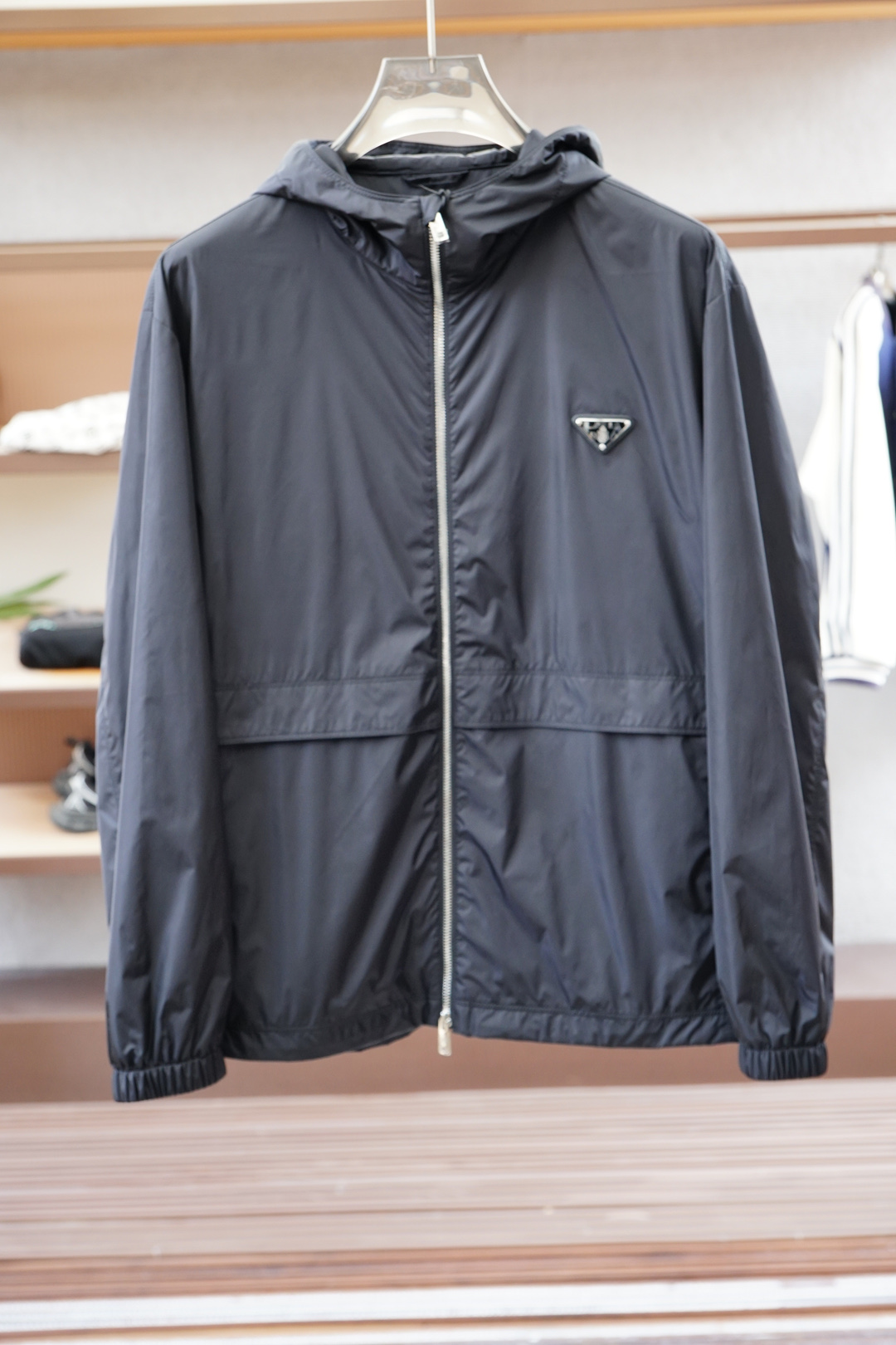 NO:520739,Prada-25 spring and summer new Pr*da metal triangle logo small stand collar thin jacket sun protection clothes, men's work double pocket light nylon jacket. Shanghai Henglong counter order, the official website is released simultaneously. Simple metal snap buckle opening and closing, small stand collar design, strong practical wearability, unique style. Light and thin nylon fiber material, light and light texture, tough and smooth!  Strong fashion and retro style!  Pr*da's eye-catching performance is mainly attributed to the integration of design and modern people's life style. Not only in fabric, color and style, but also in the life philosophy behind its design, just fits the dual mentality of modern people's pursuit of personal practicality and fashion beauty, and achieves a perfect balance before function and aesthetics!  It is not only a manifestation of fashion trends, but also a representative of modern aesthetics!  Very simple and elegant retro style, light and light nylon fiber material, light and smooth texture, not easy to wrinkle, super classy but not lacking intact and naturalness. The oversize style design is more in line with this year's fashion trend, and the duplex pocket and metal triangle logo add a luxurious effect. A perfect product that is retro, fashionable and elegant and luxurious, satisfying your infinite dressing test!  Size M-3XL Color black, prada, prada, versace, jackets & coats, jackets & coats, alexander wang19860909Prada-普拉达-25春夏新款Pr*da金属三角标识小立领轻薄夹克防晒衣,男士工装双口袋轻质尼龙外套.上海恒隆柜台订单,官网同步发售.简洁的金属按扣开合,小立领设计,实穿性强 风格独特.轻薄尼龙纤维材质,质感轻薄硬朗光滑！时尚复古风格浓郁！ Pr*da亮眼的表现主要归功于设计与现代人生活形态水乳相融,不仅在布料,颜色与款式功夫,其设计背后的生活哲学正巧契合现代人追求切身实用与流行美观的双重心态,在机能与美学之前取得完美平衡！不单单是时尚潮流的展现,更是现代美学的代表！ 非常简约大方复古的款式,轻薄尼龙纤维材质,质感轻薄光滑,不易褶皱,超级具有档次感却不失挺括与自然,oversize的版型设计更加贴合今年流行趋势,双工装口袋与金属三角标识加分奢华效果.一款复古时尚与大方奢华的完美臻品 ,满足你的无限穿搭考验！尺码M-3XL 颜色黑色,,prada,prada,versace,jackets & coats,jackets & coats,alexander wang,Men's clothing