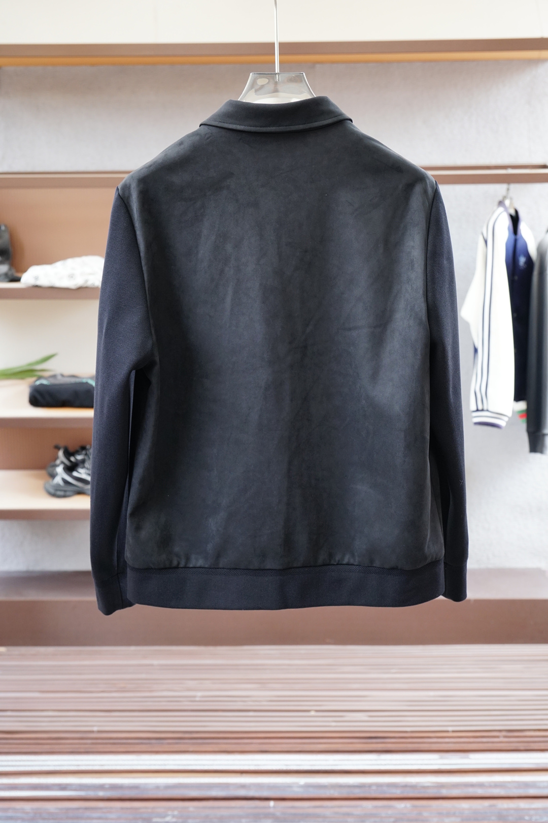 秋冬新款系列🍂#2025商务休闲立领外面精选仿麂皮面料，经纬线分明的材质结合科技镀层，带来防风疏水同时柔