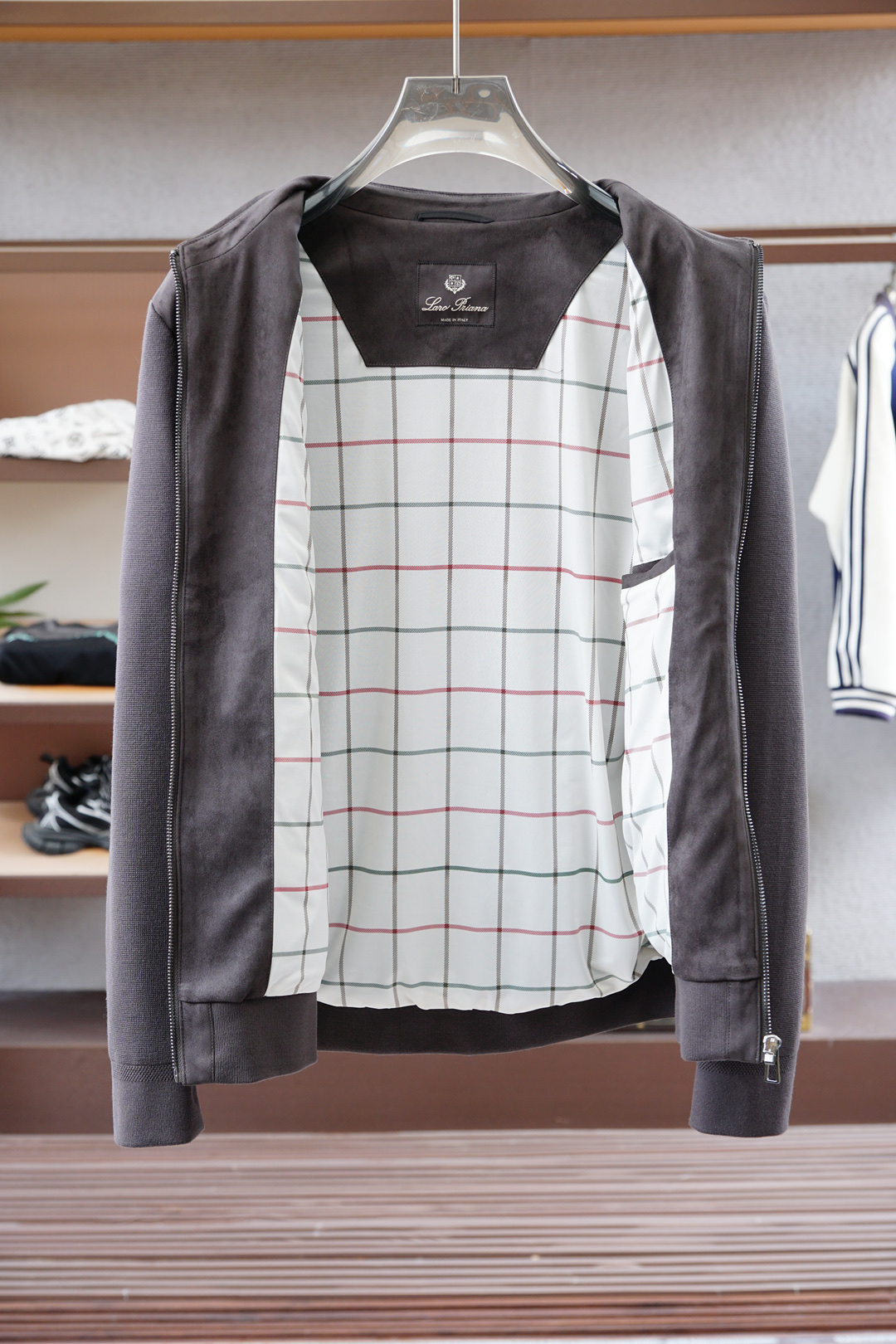 秋冬新款系列🍂#2025商务休闲立领外面精选仿麂皮面料，经纬线分明的材质结合科技镀层，带来防风疏水同时柔