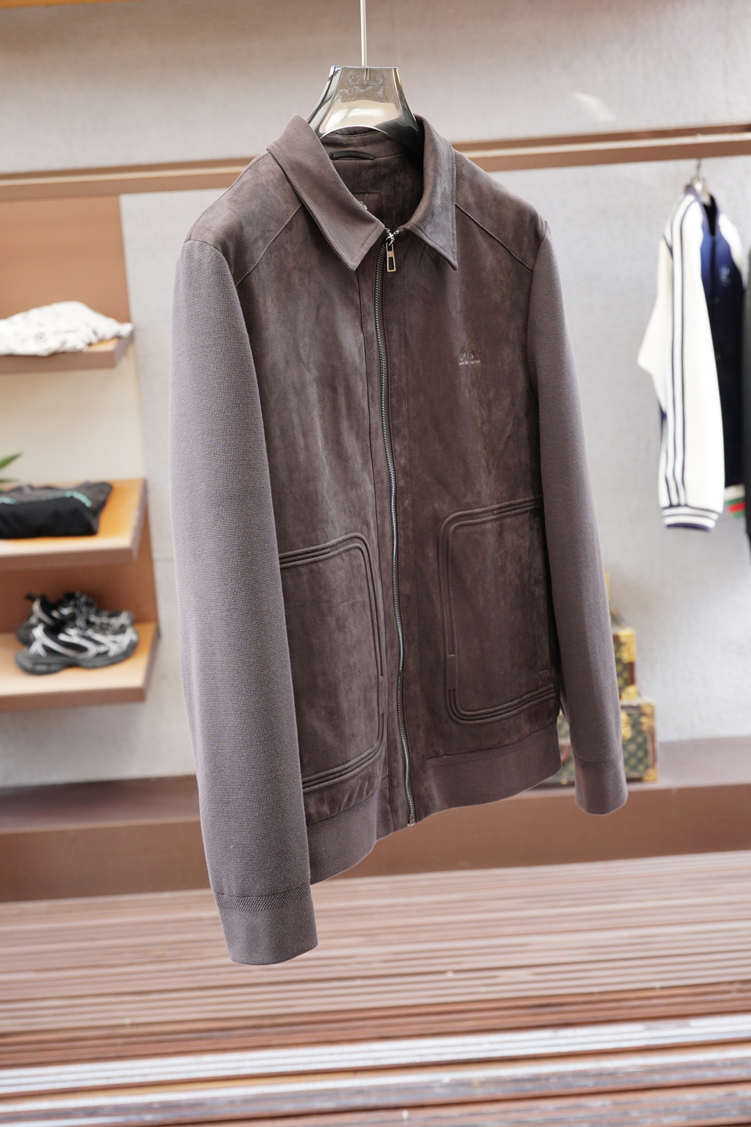 秋冬新款系列🍂#2025商务休闲立领外面精选仿麂皮面料，经纬线分明的材质结合科技镀层，带来防风疏水同时柔