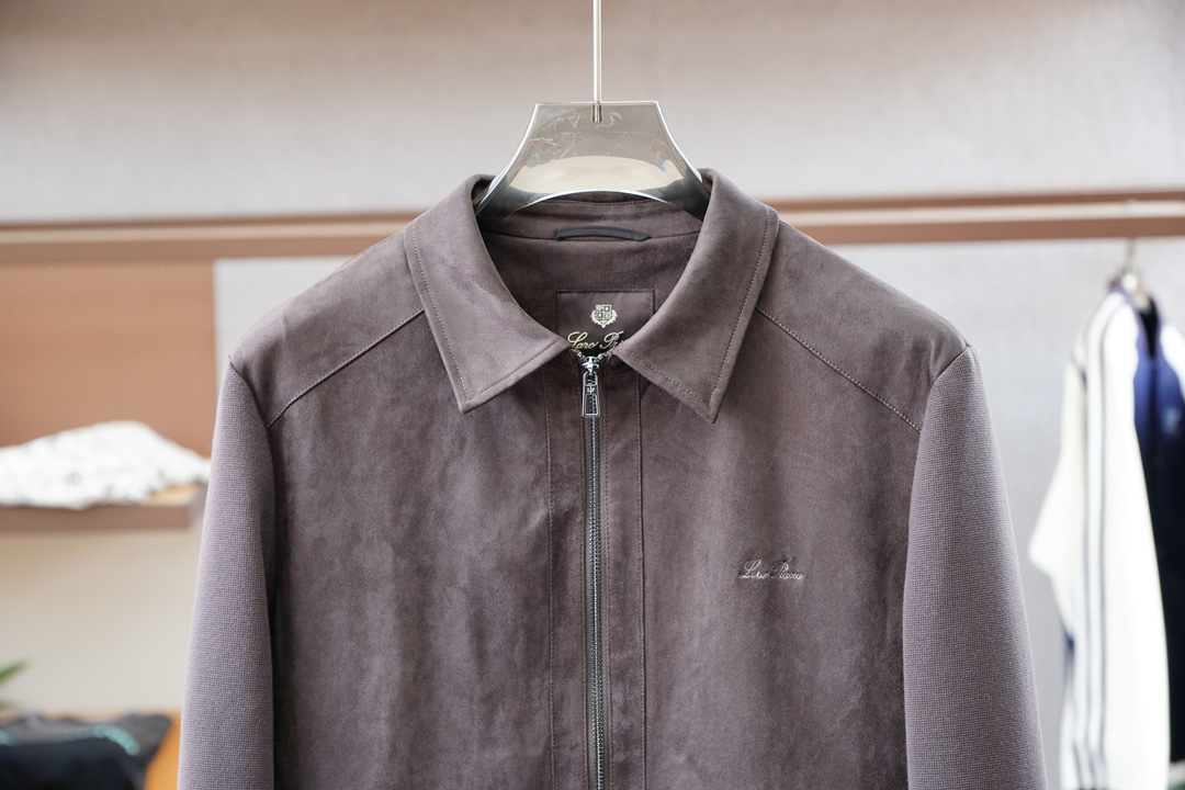 秋冬新款系列🍂#2025商务休闲立领外面精选仿麂皮面料，经纬线分明的材质结合科技镀层，带来防风疏水同时柔