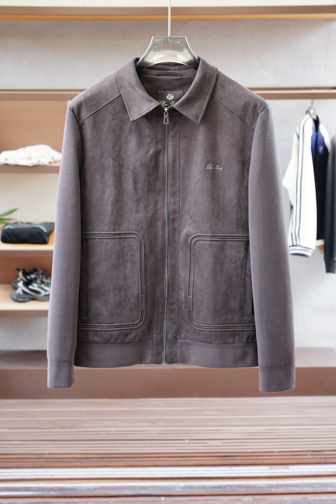 秋冬新款系列🍂#2025商务休闲立领外面精选仿麂皮面料，经纬线分明的材质结合科技镀层，带来防风疏水同时柔