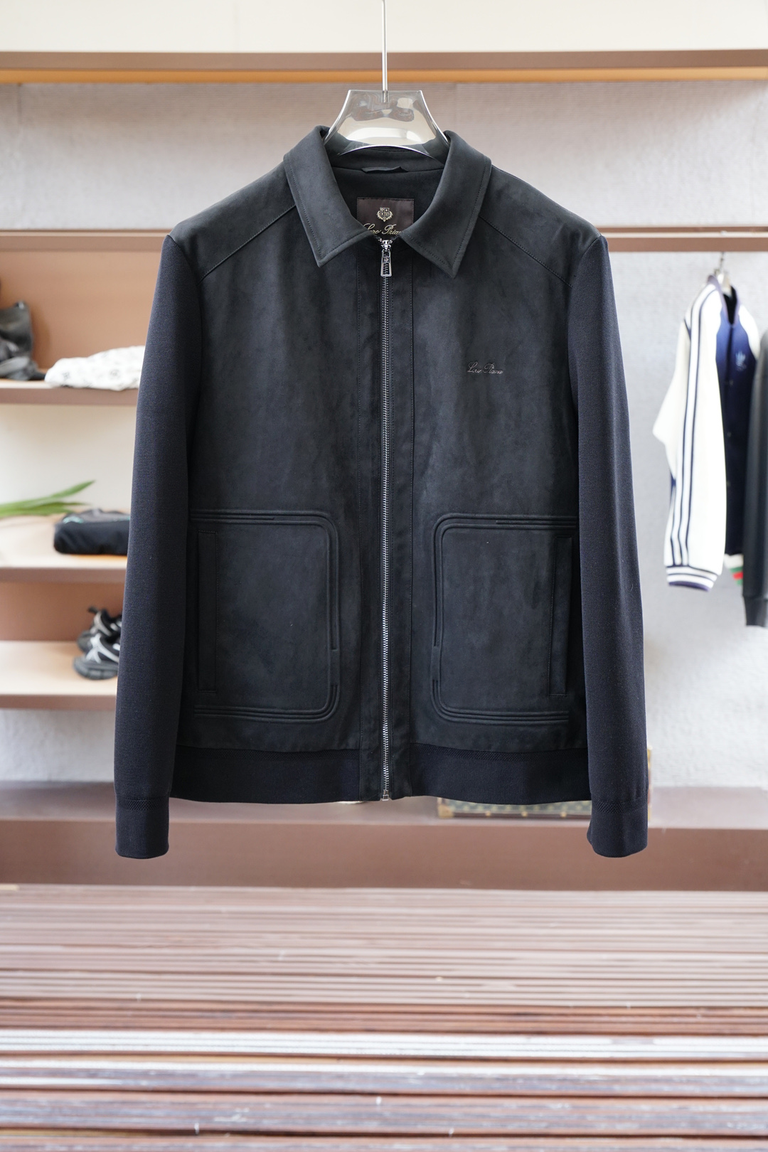 秋冬新款系列🍂#2025商务休闲立领外面精选仿麂皮面料，经纬线分明的材质结合科技镀层，带来防风疏水同时柔