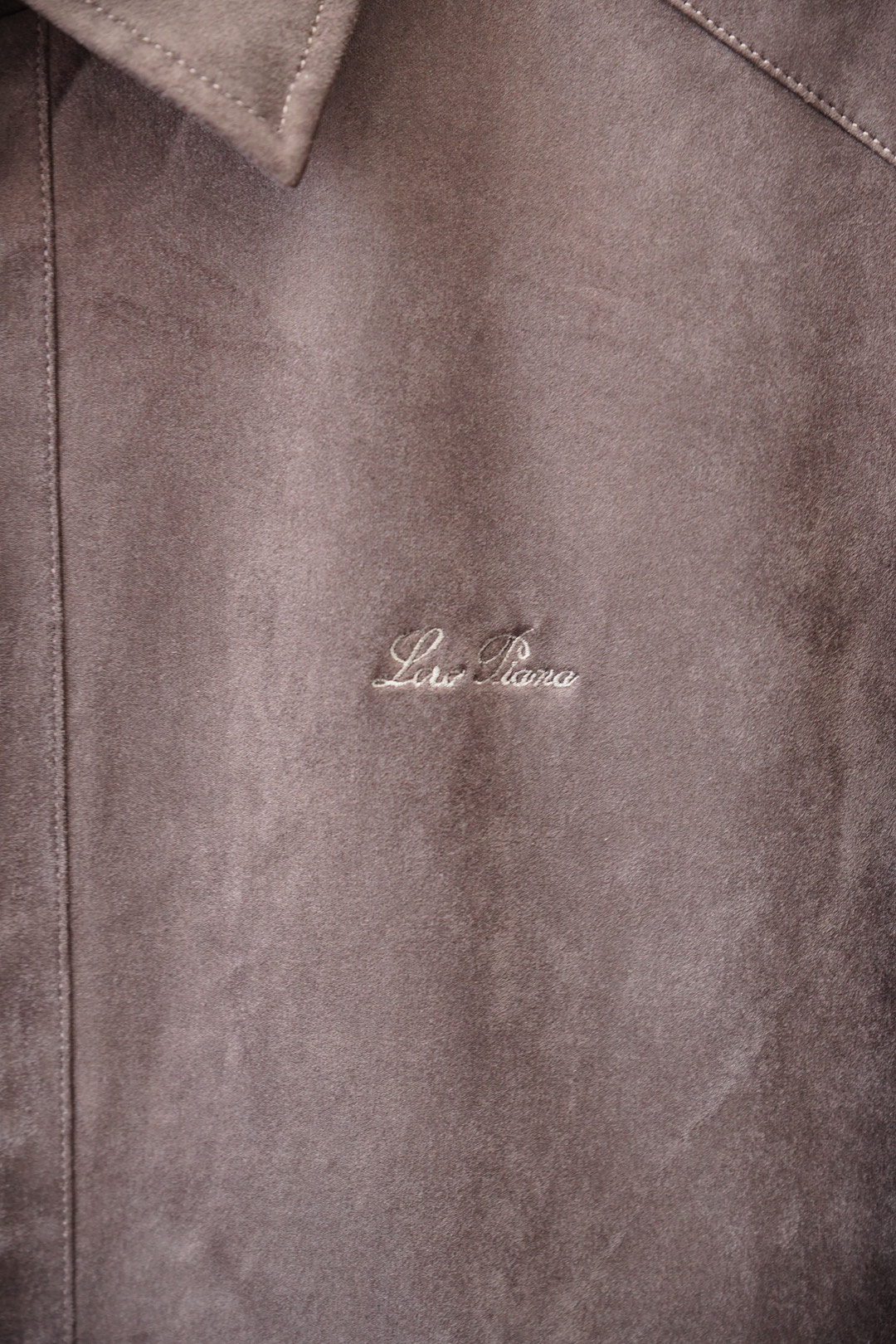 秋冬新款系列🍂#2025商务休闲立领外面精选仿麂皮面料，经纬线分明的材质结合科技镀层，带来防风疏水同时柔