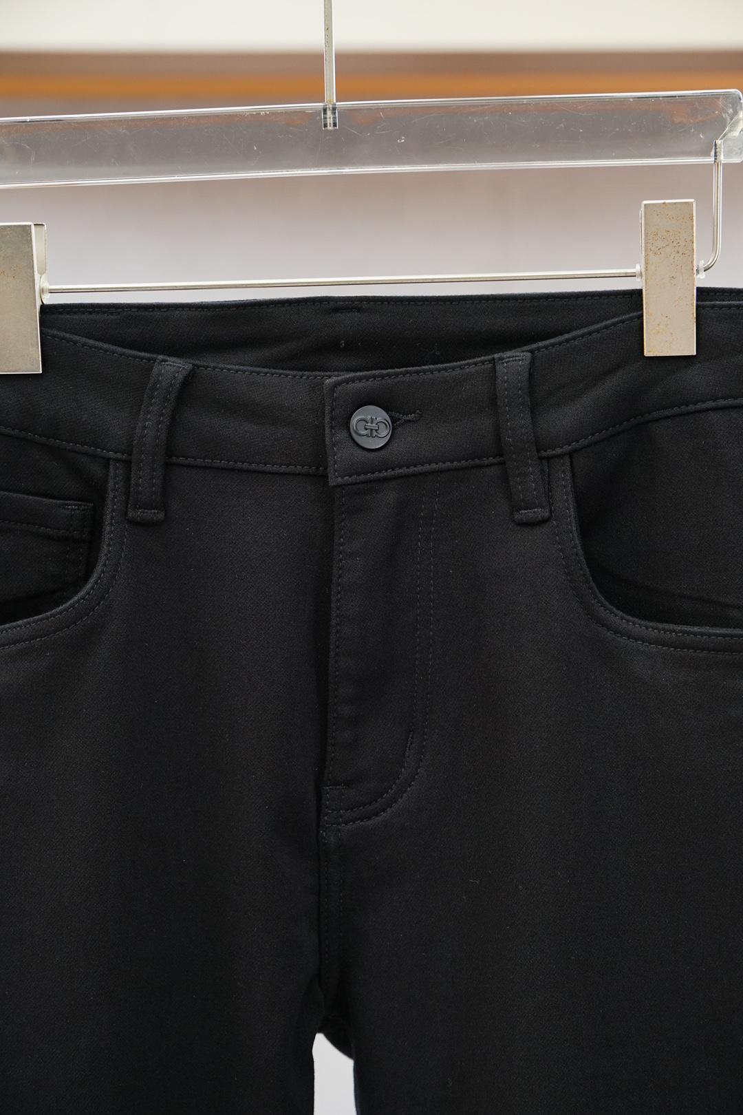 菲拉格慕-新款来袭🔥早秋新款新款休闲裤牛仔裤，高端定制系列。进口高密度纯棉加沙洗工艺舒适柔软亲肤，笔挺不