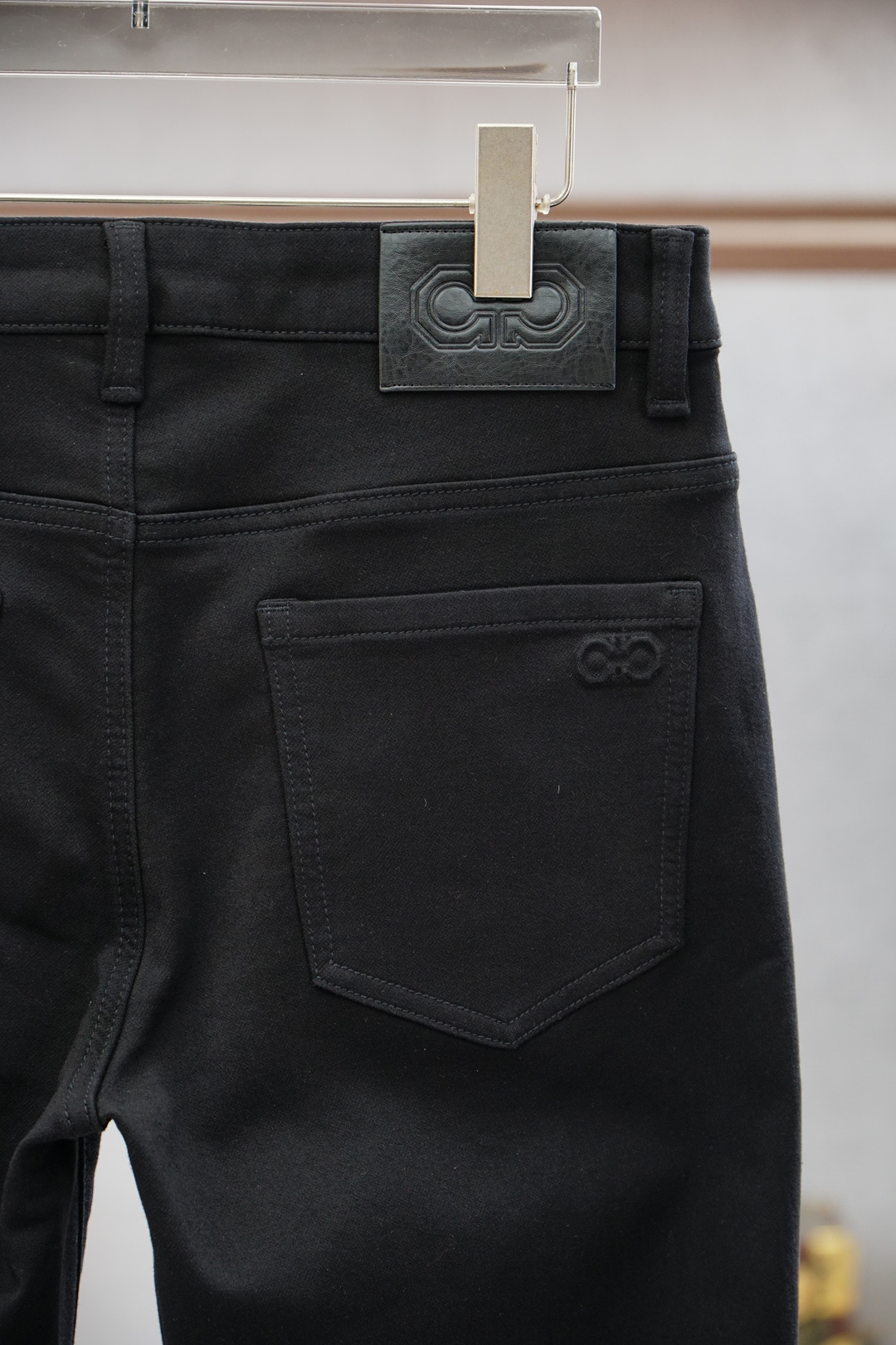 菲拉格慕-新款来袭🔥早秋新款新款休闲裤牛仔裤，高端定制系列。进口高密度纯棉加沙洗工艺舒适柔软亲肤，笔挺不