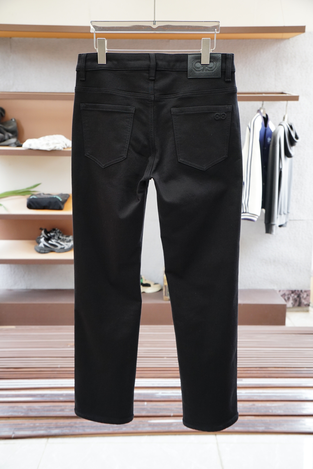 菲拉格慕-新款来袭🔥早秋新款新款休闲裤牛仔裤，高端定制系列。进口高密度纯棉加沙洗工艺舒适柔软亲肤，笔挺不