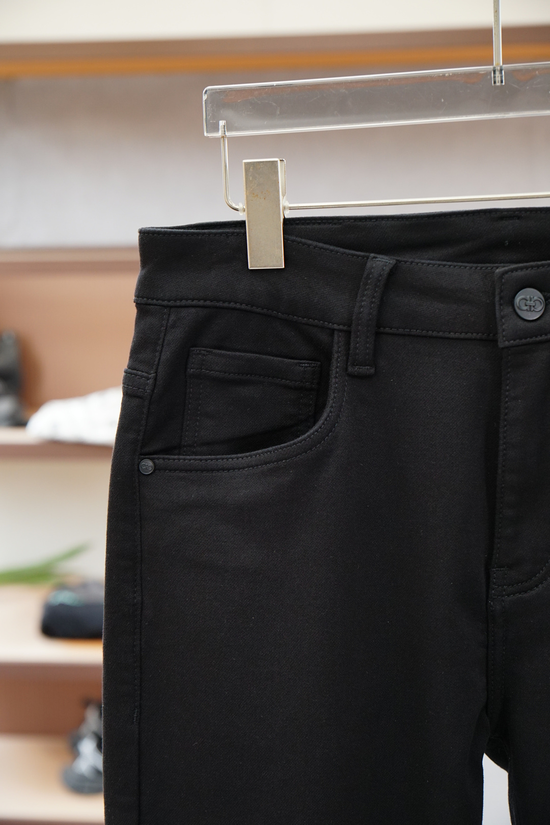 菲拉格慕-新款来袭🔥早秋新款新款休闲裤牛仔裤，高端定制系列。进口高密度纯棉加沙洗工艺舒适柔软亲肤，笔挺不