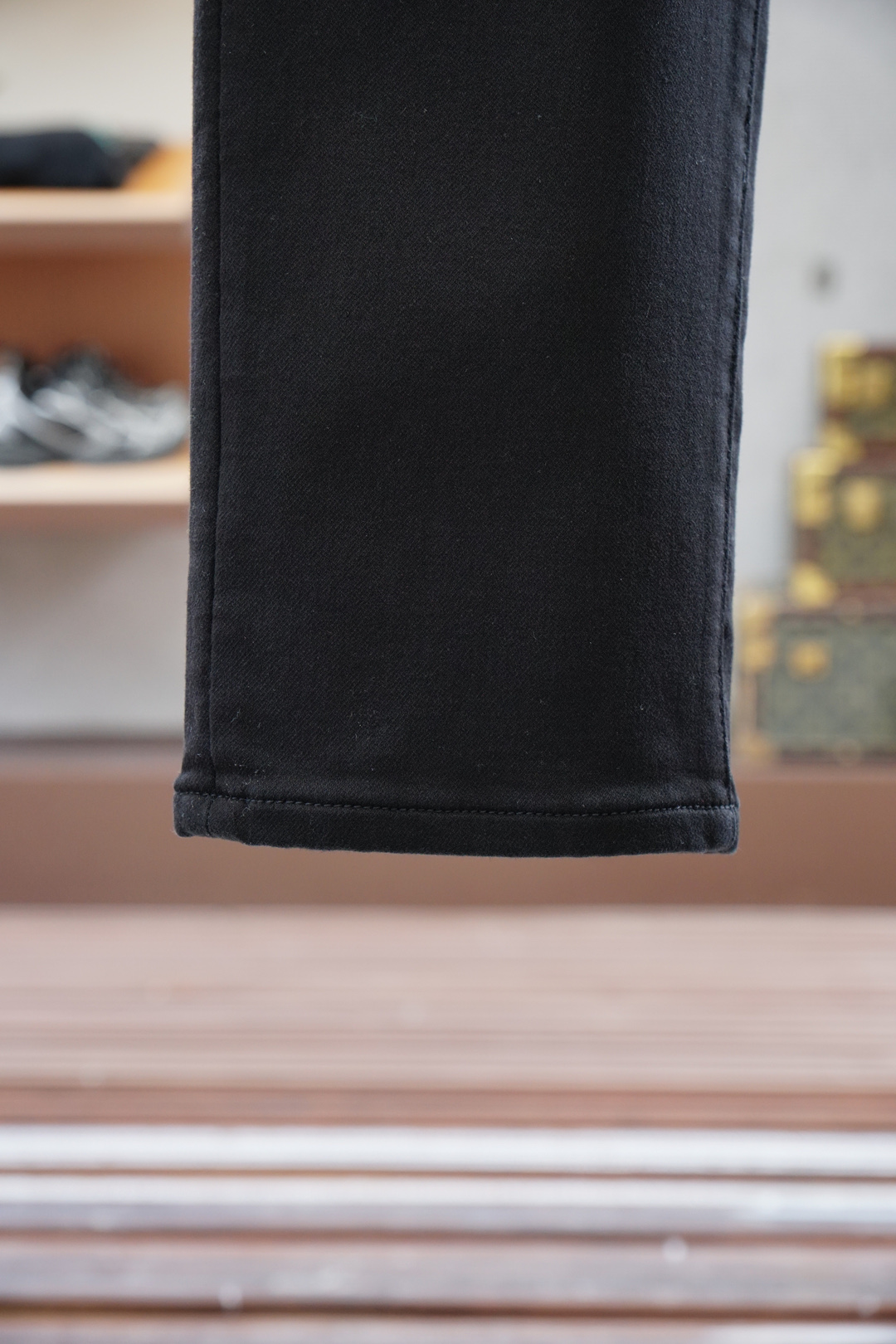 菲拉格慕-新款来袭🔥早秋新款新款休闲裤牛仔裤，高端定制系列。进口高密度纯棉加沙洗工艺舒适柔软亲肤，笔挺不