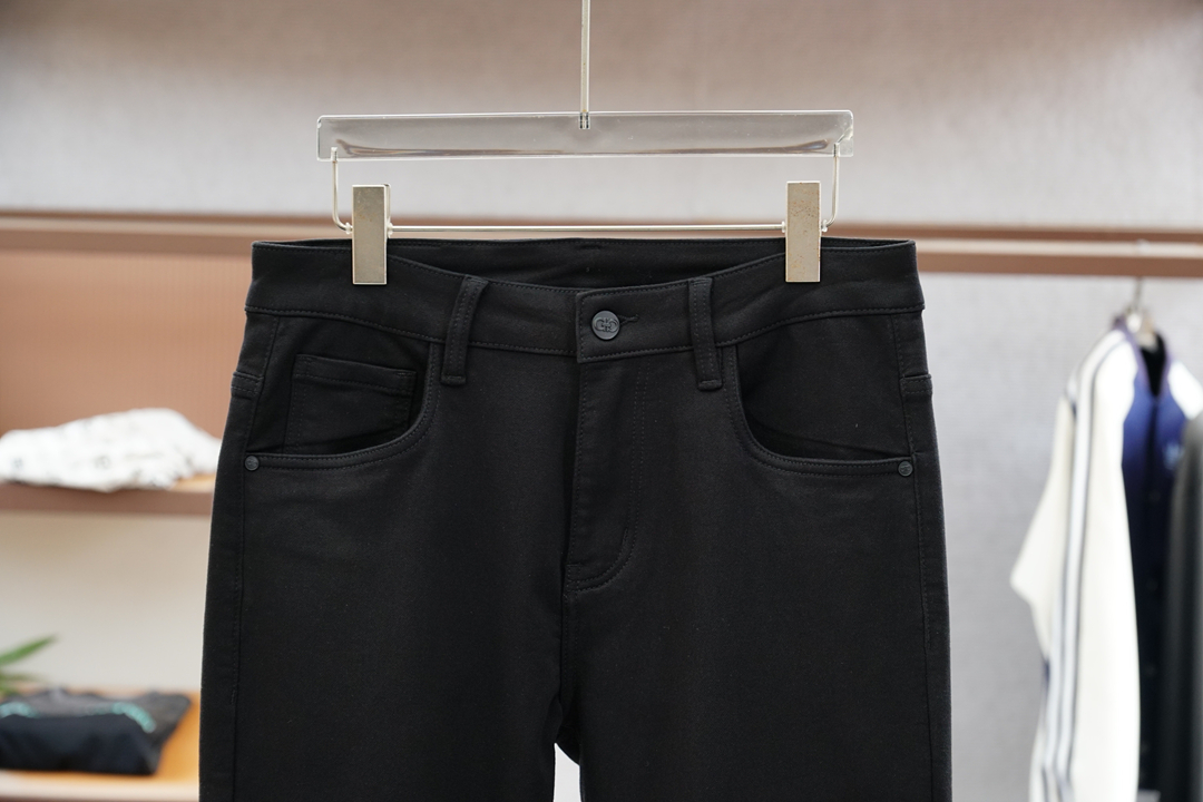 菲拉格慕-新款来袭🔥早秋新款新款休闲裤牛仔裤，高端定制系列。进口高密度纯棉加沙洗工艺舒适柔软亲肤，笔挺不