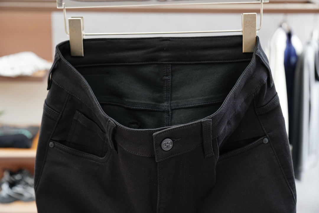 菲拉格慕-新款来袭🔥早秋新款新款休闲裤牛仔裤，高端定制系列。进口高密度纯棉加沙洗工艺舒适柔软亲肤，笔挺不