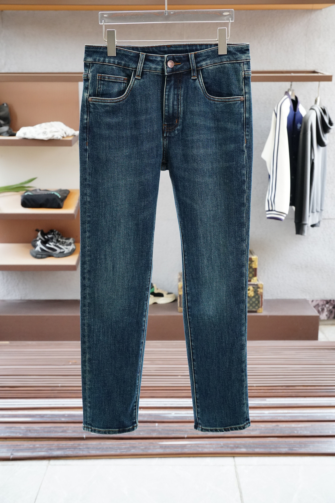 NO:520766,TF-New style is coming early autumn new style of casual pants and jeans, high-end custom series. Imported high-density pure cotton Gaza washing process is comfortable, soft and skin-friendly, straight and not easy to wrinkle, simple and clear, super versatile, super fashionable and versatile, straight and stylish, a must-have for the wardrobe!  Suitable for any occasion to wear 30-38 pick up the next day,,tom ford,jeans,alexander wang19860909TF-新款来袭早秋新款新款休闲裤牛仔裤,高端定制系列.进口高密度纯棉加沙洗工艺舒适柔软亲肤,笔挺不易起皱,简单明了,超级百搭上身效果超级棒时尚百搭,笔挺有型,衣橱必备！适合任何场合穿着 30-38隔天取货无,,tom ford,jeans,alexander wang,Men's clothing