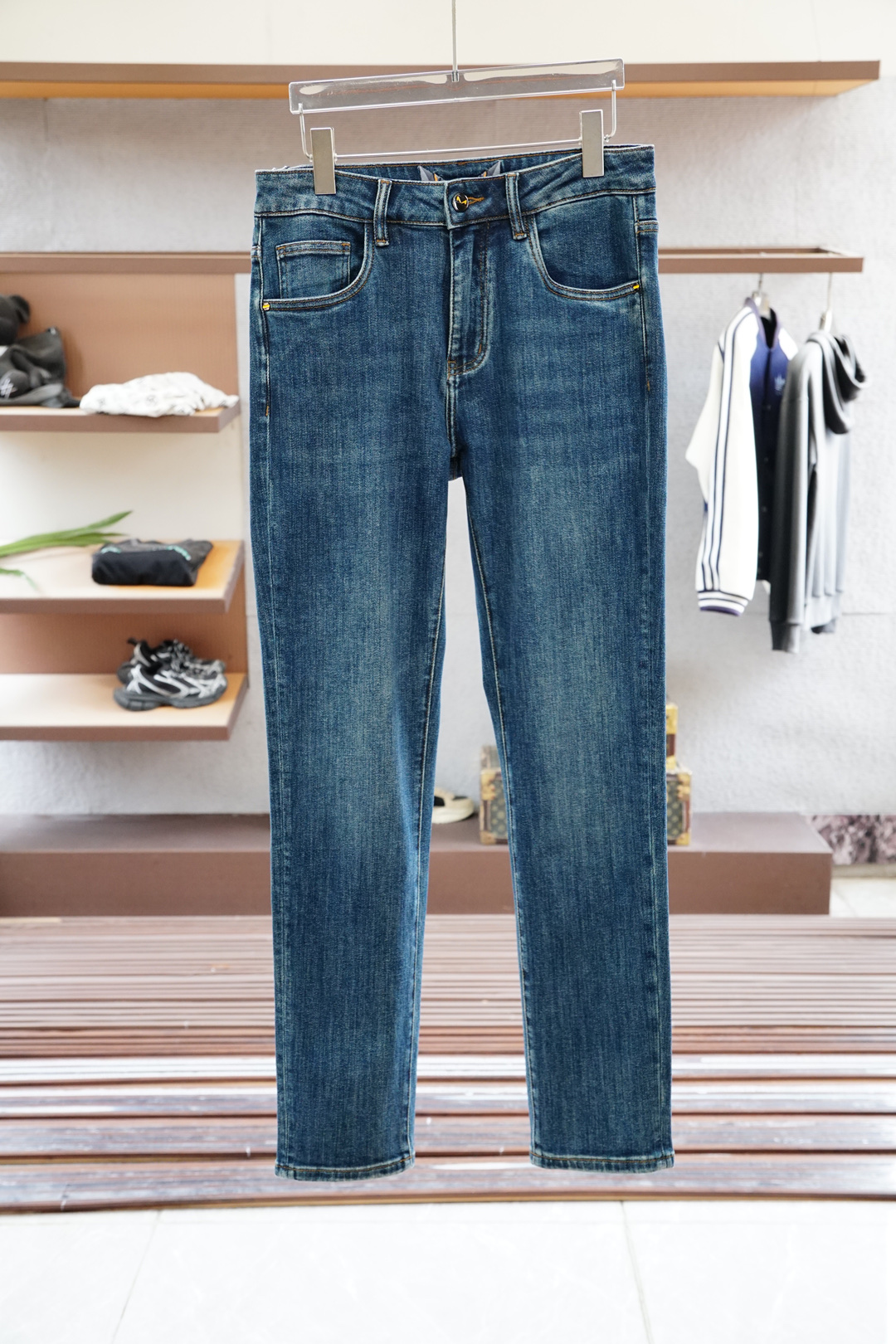 NO:520769,Fendi/New style is coming early autumn new style casual pants jeans, high-end custom series. Imported high-density pure cotton Gaza washing process is comfortable, soft and skin-friendly, straight and not easy to wrinkle, simple and clear, super versatile, super fashionable and versatile, straight and stylish, a must-have for the wardrobe!  Suitable for any occasion to wear 30-38 pick up the next day, fendi, fendi, jeans, alexander wang19860909Fendi芬迪/新款来袭早秋新款新款休闲裤牛仔裤,高端定制系列.进口高密度纯棉加沙洗工艺舒适柔软亲肤,笔挺不易起皱,简单明了,超级百搭上身效果超级棒时尚百搭,笔挺有型,衣橱必备！适合任何场合穿着 30-38隔天取货无,,fendi,fendi,jeans,alexander wang,Men's clothing